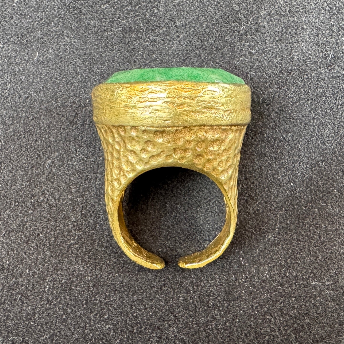 Bague style antique - bronze doré et cabochon en pierre taillée