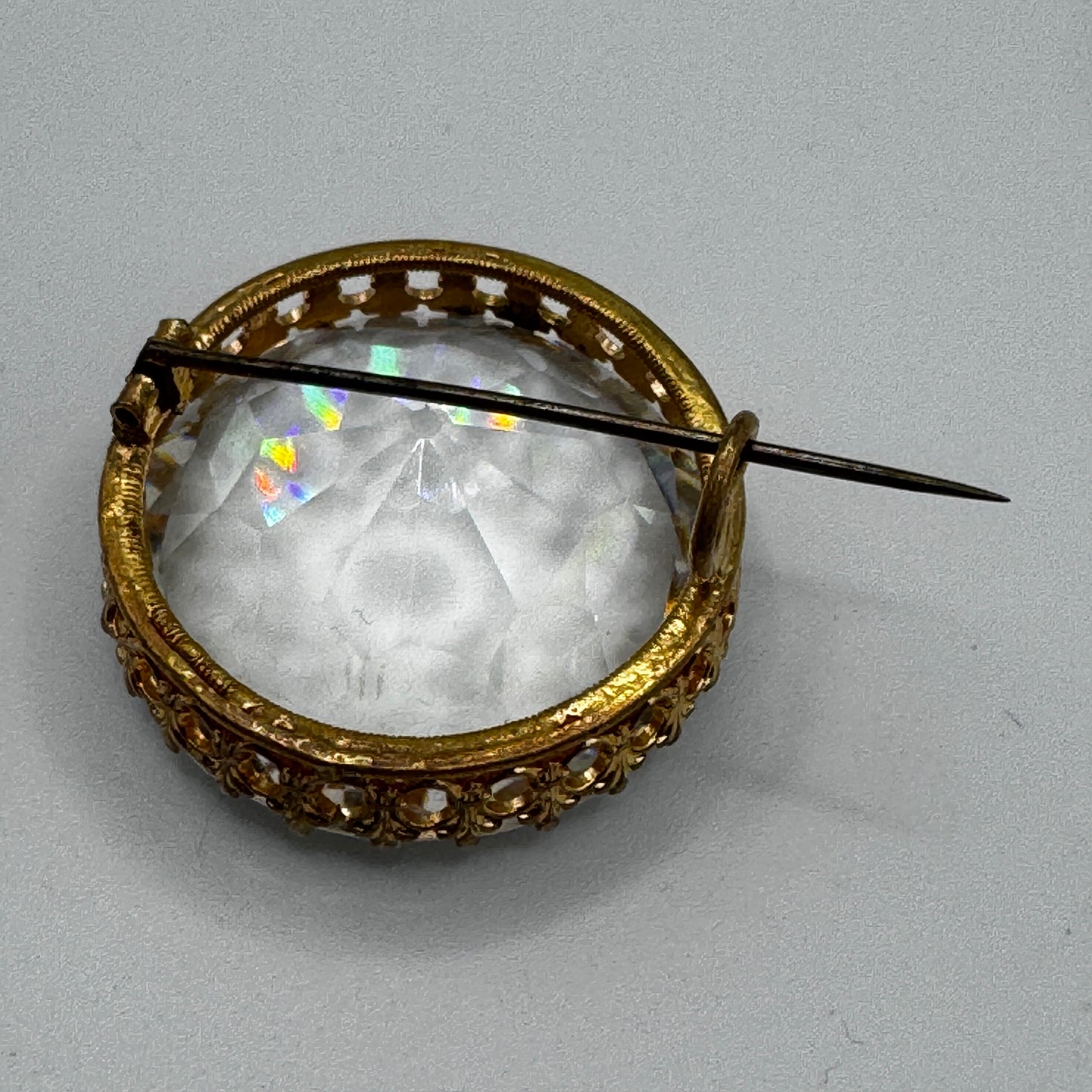 Broche ancienne - métal doré et verroterie