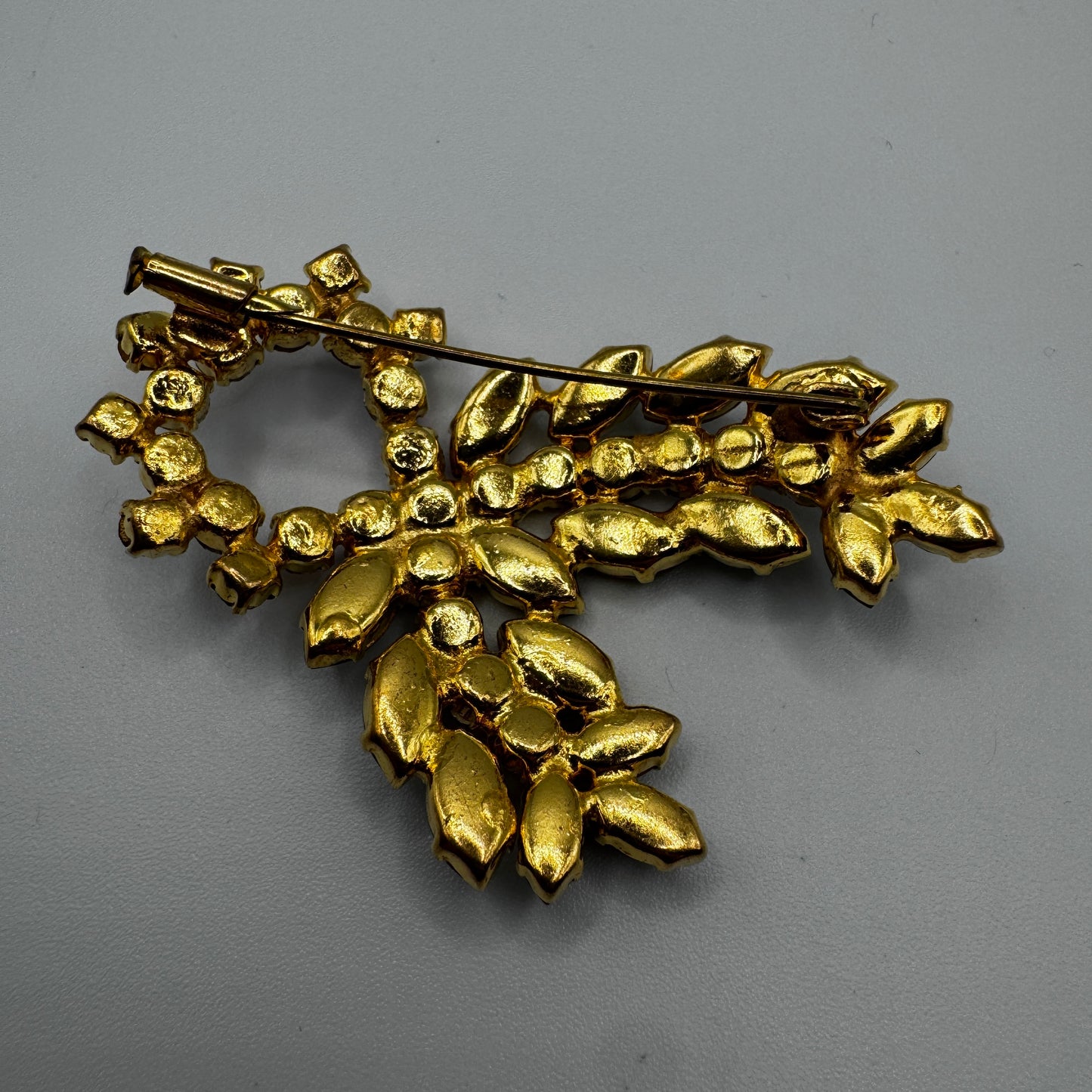 Broche ancienne Vintage - métal doré et verroterie