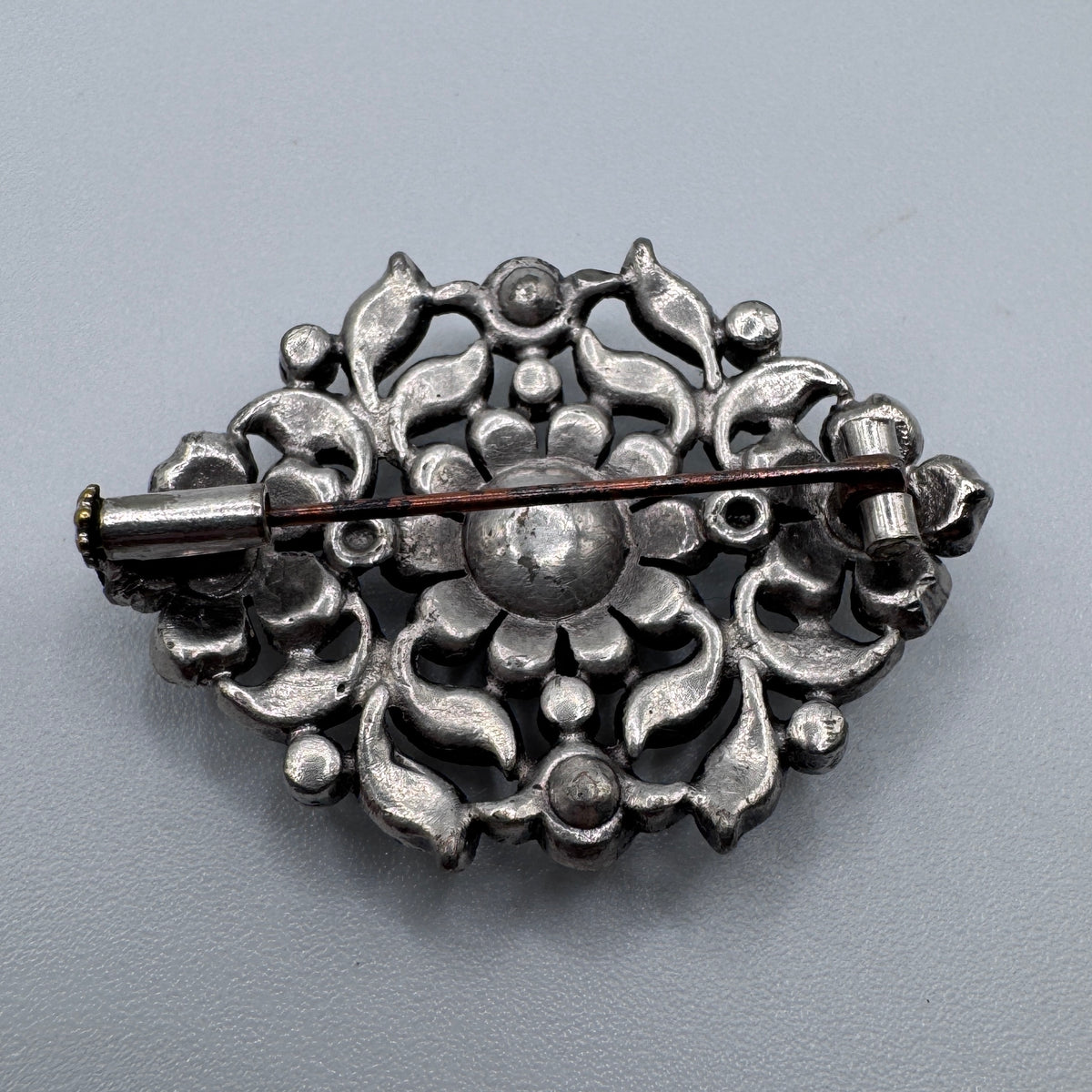 Broche Ancienne - Métal Argenté et verroterie