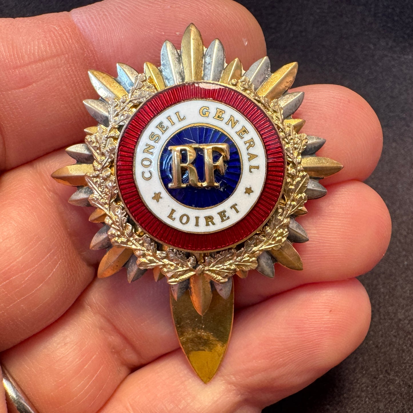 Insigne ancien plaqué or émaillé - « Conseil Général du Loiret »