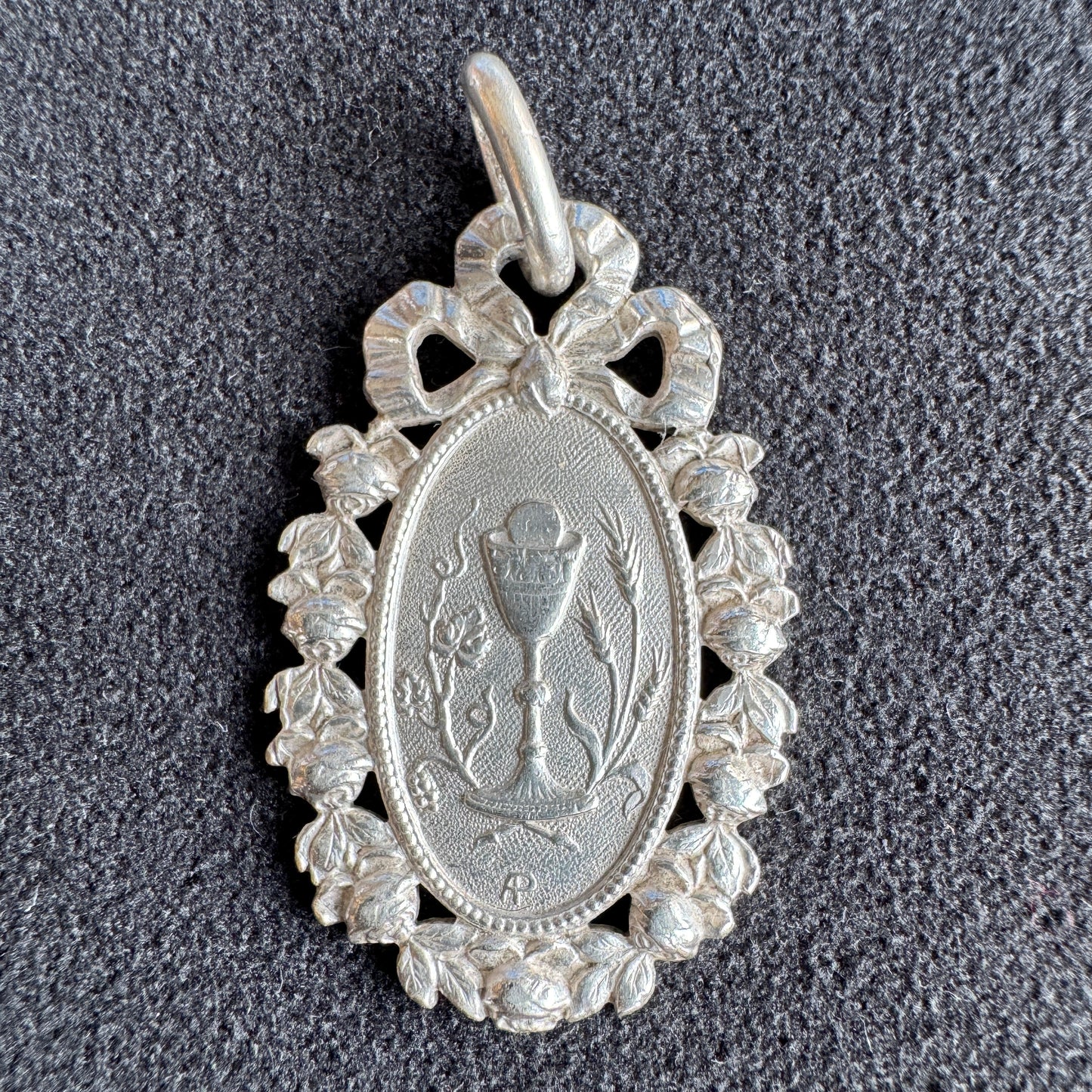 Médaille religieuse ancienne en argent « calice »