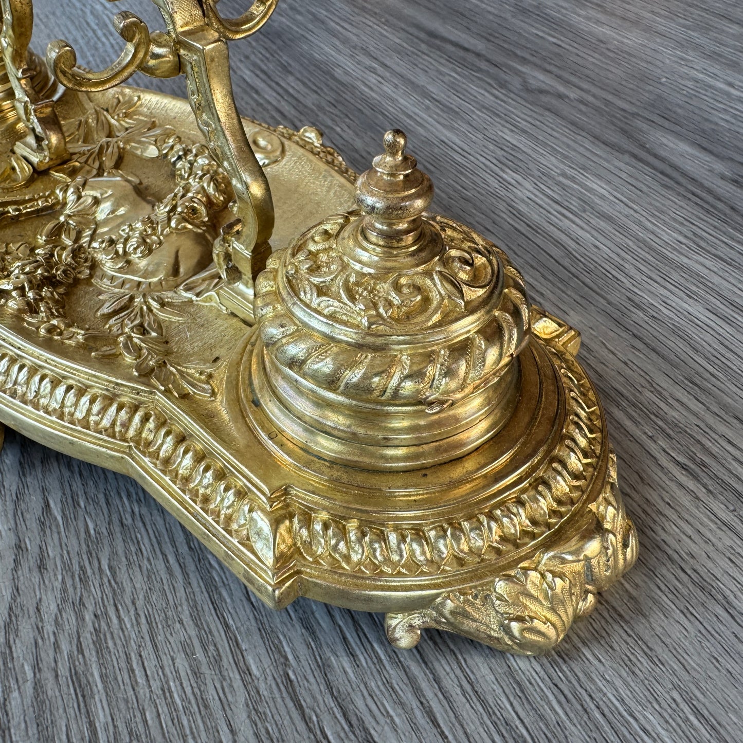 Sculpture en bronze - Encrier XIXe - « décor corne muse »