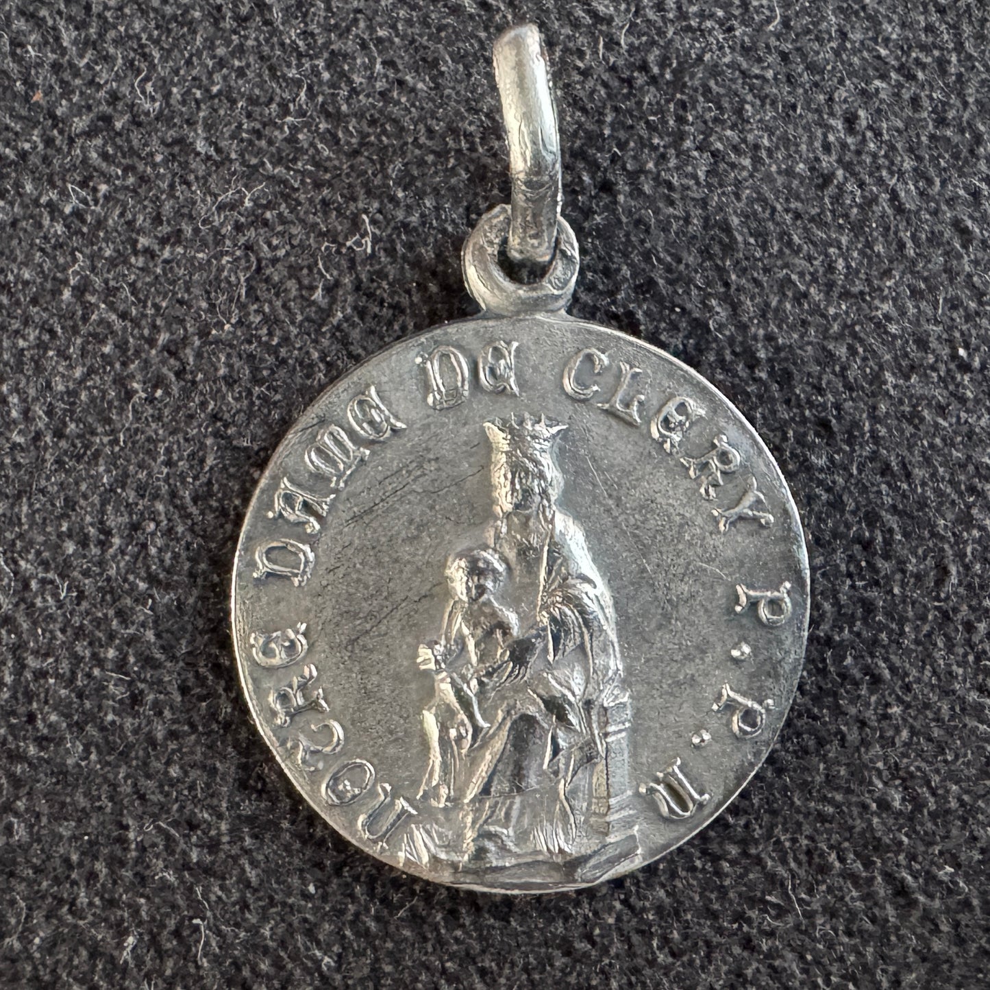 Médaille religieuse ancienne en argent « Notre Dame de Clery »