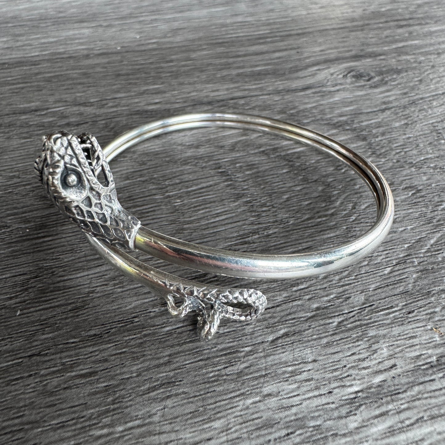 Bracelet en argent « décor serpent »