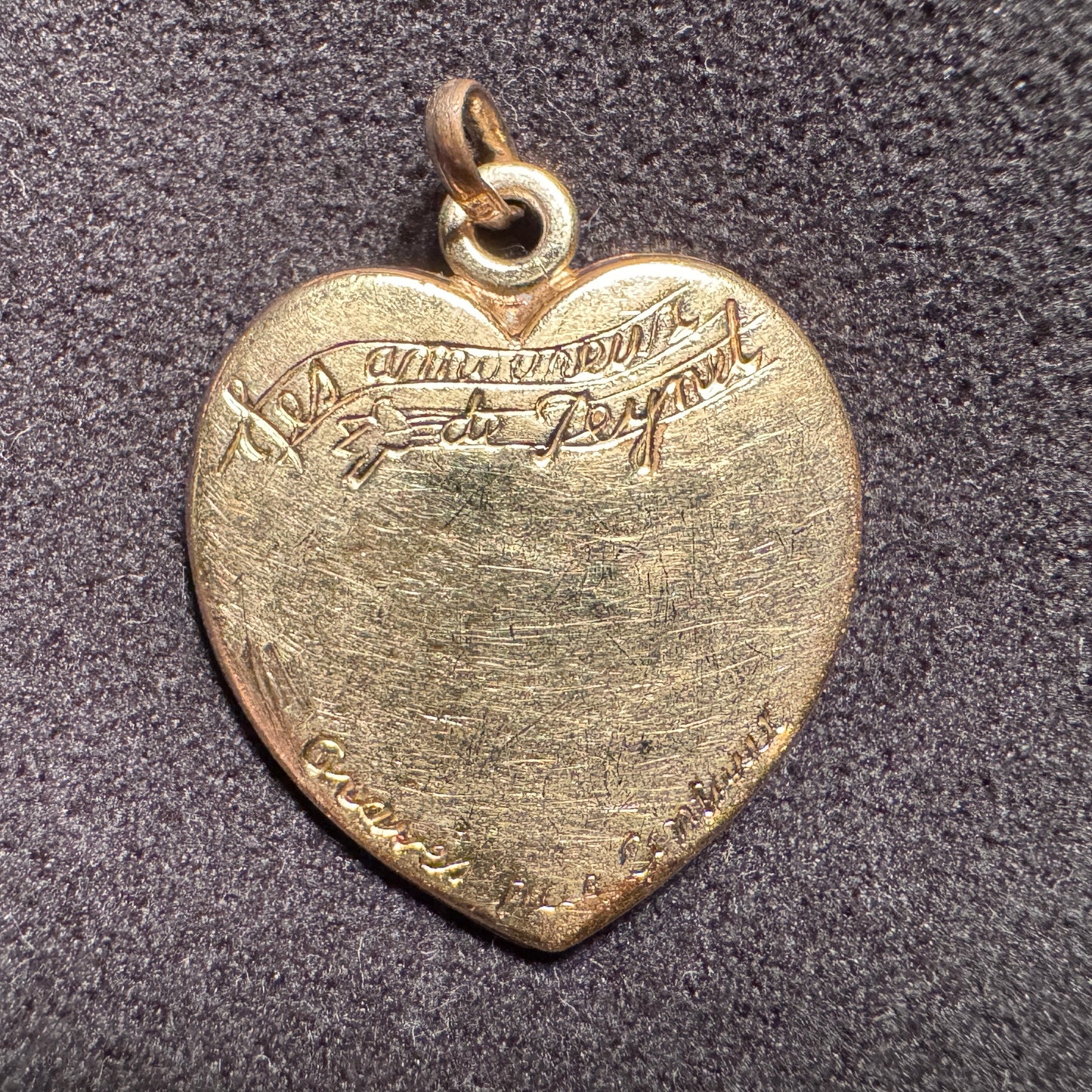 Pendentif ancien en plaqué or - « les Amoureux de Peynet »