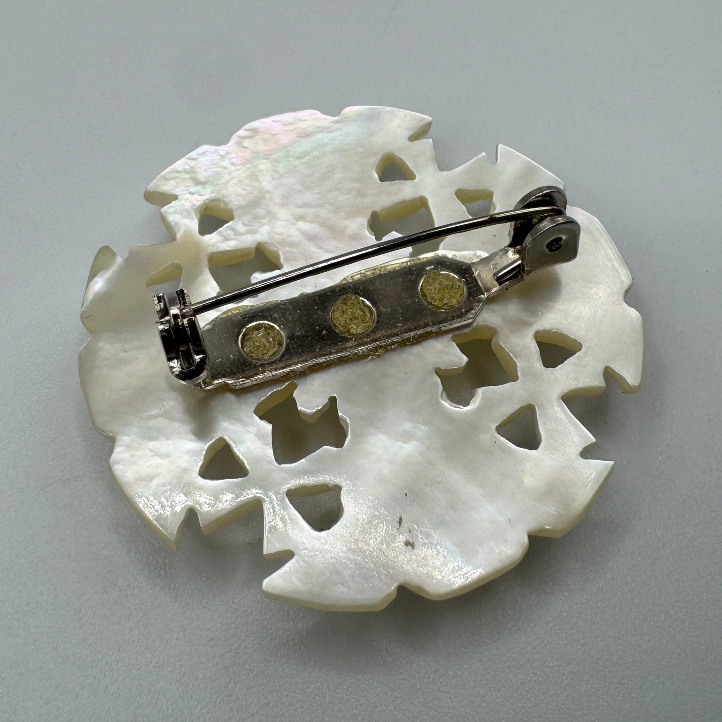 Broche vintage « croix de Jérusalem » - nacre sculptée