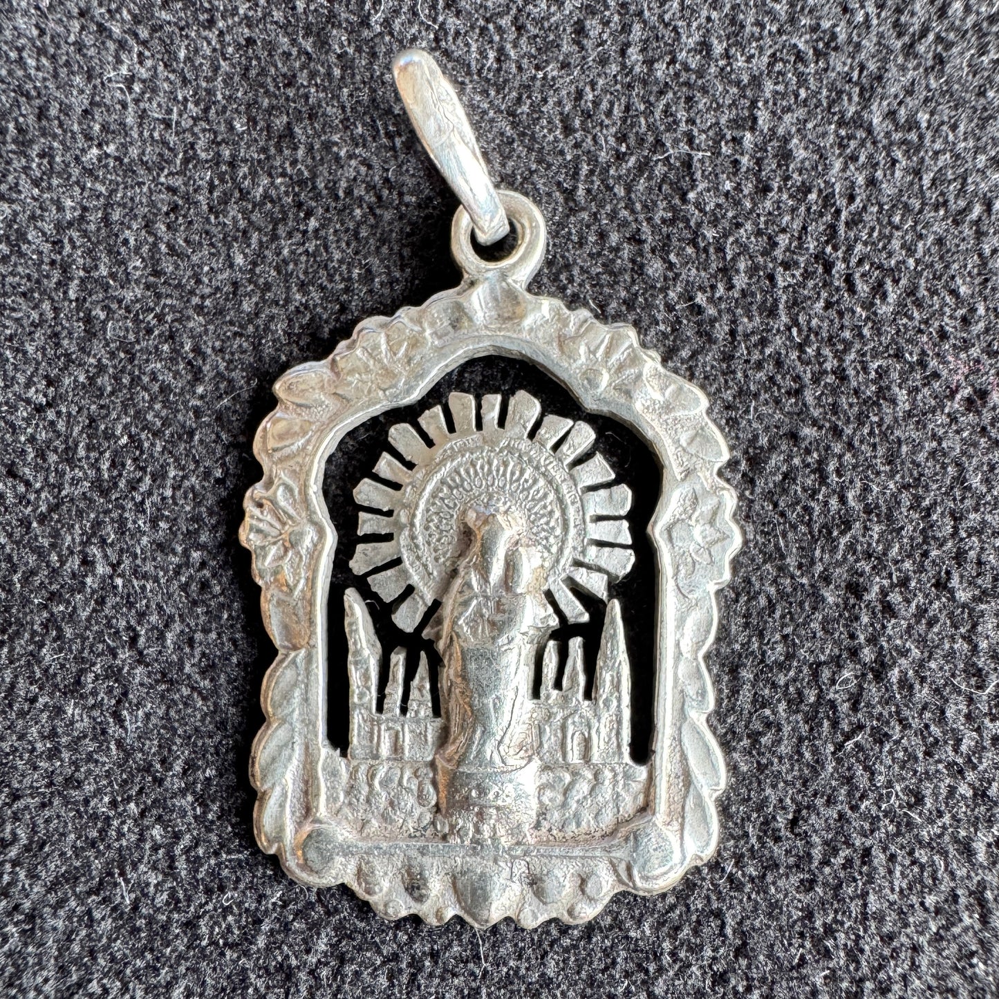 Médaille religieuse ancienne en argent « Sainte Vierge du Pilier »