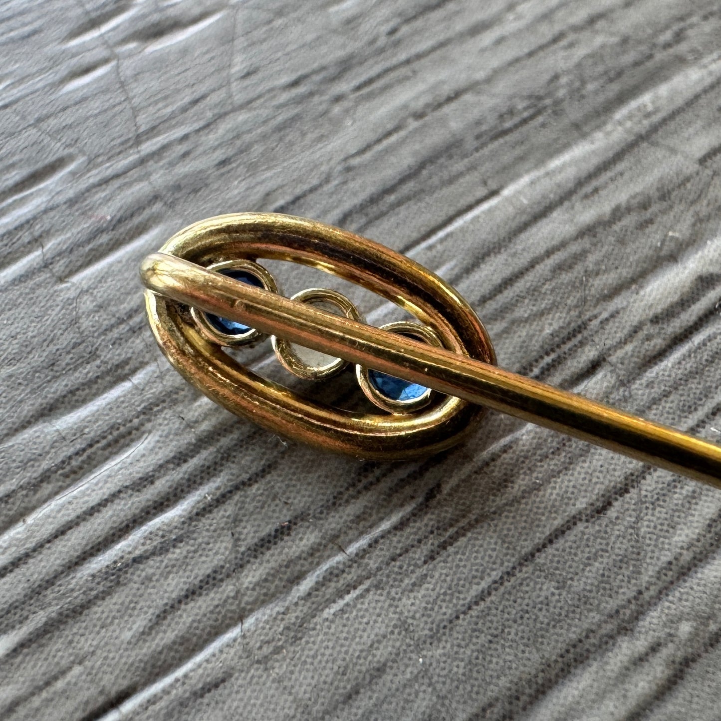Épingle à cravate ancienne - plaqué or- orné de pierres bleues et perle