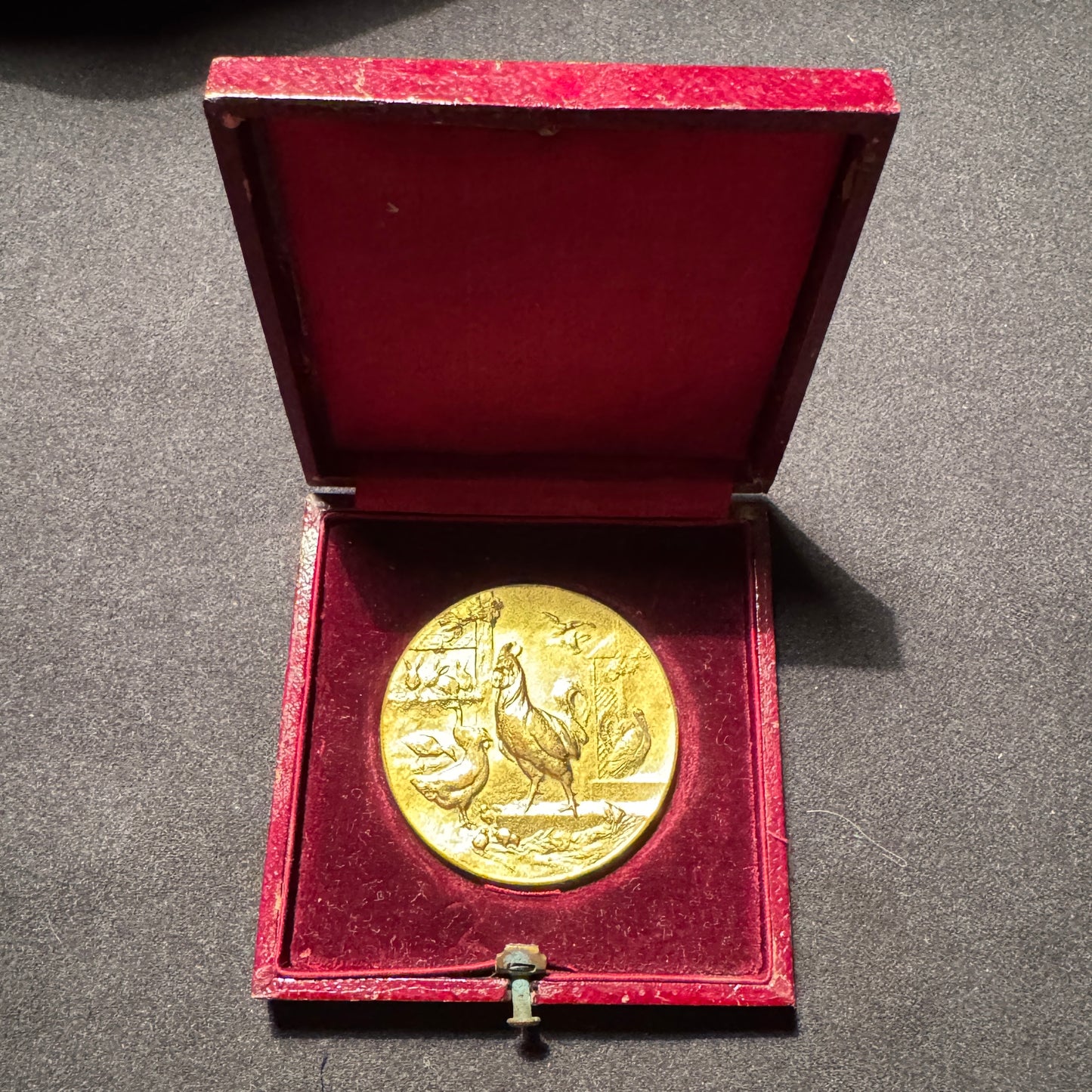 Médaille ancienne bronze doré « Le poulailler » - par Fraisse