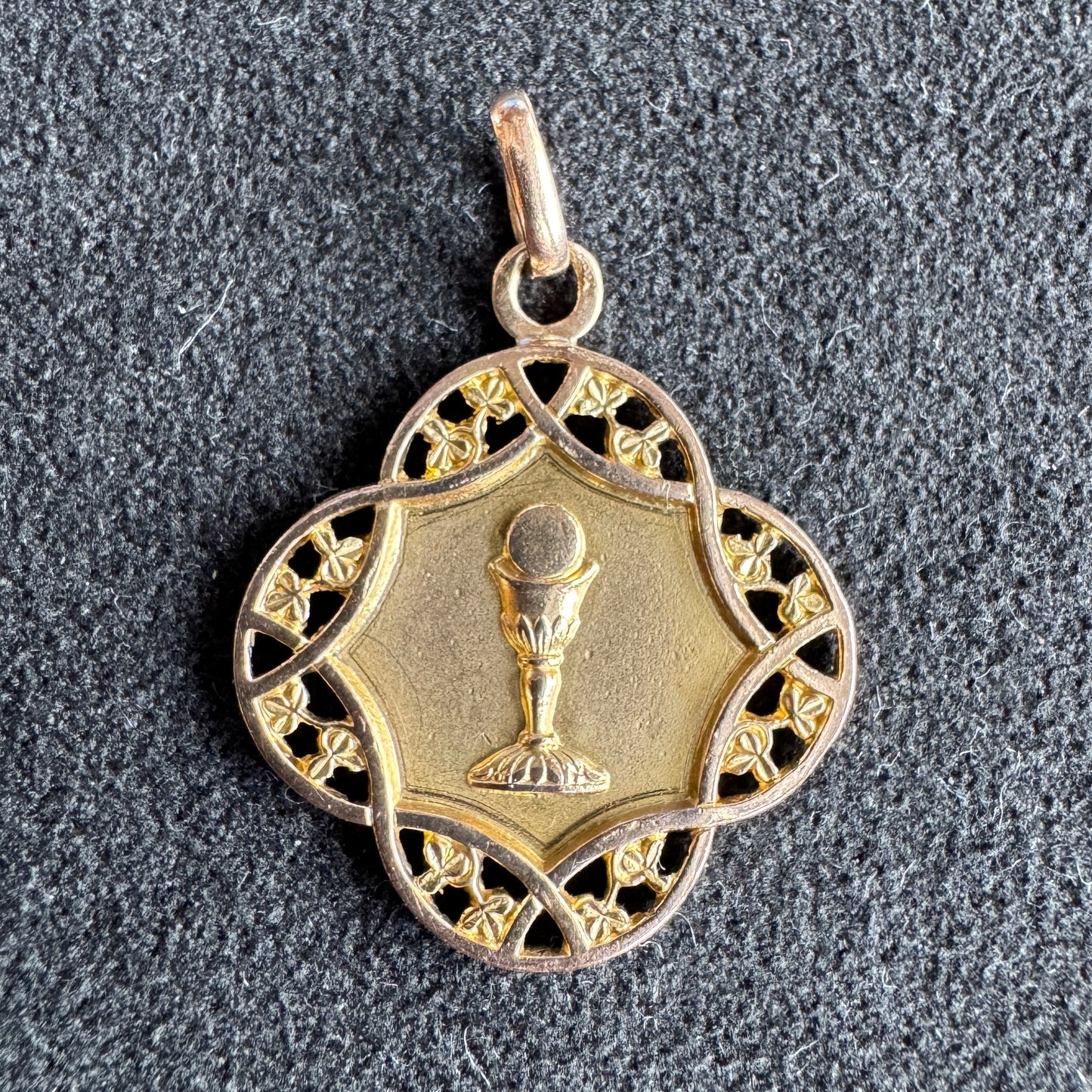 Médaille religieuse ancienne plaqué or « calice »