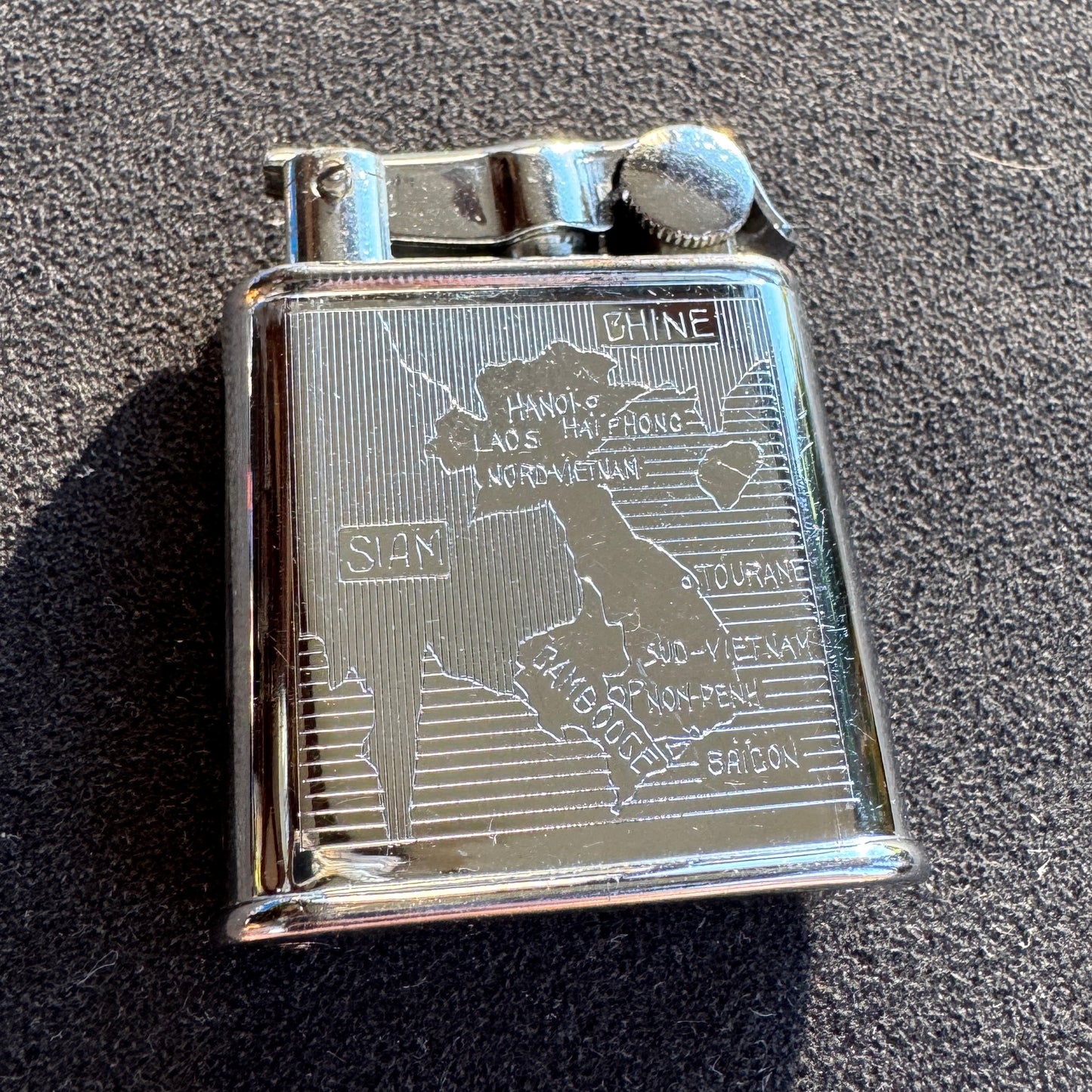 Briquet ancien NOVA gravé - « souvenir Asie orientale »