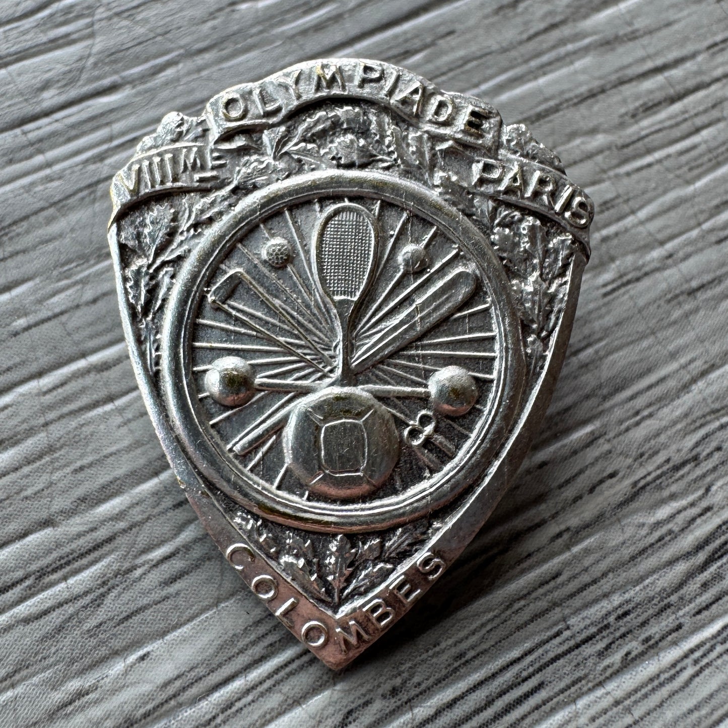 Rare Insigne ancien-Olympiade de Paris 1924 - Colombes sport