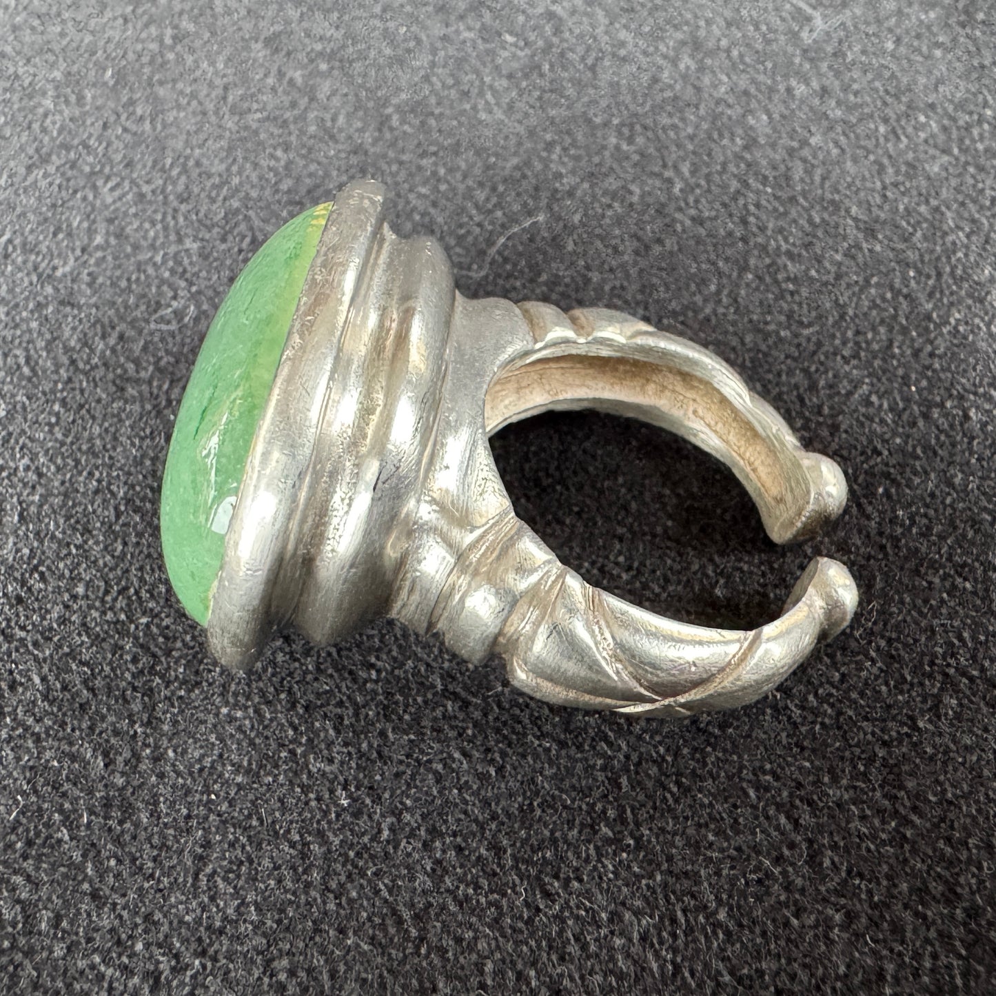 Bague style antique - bronze argenté et cabochon en pierre polie