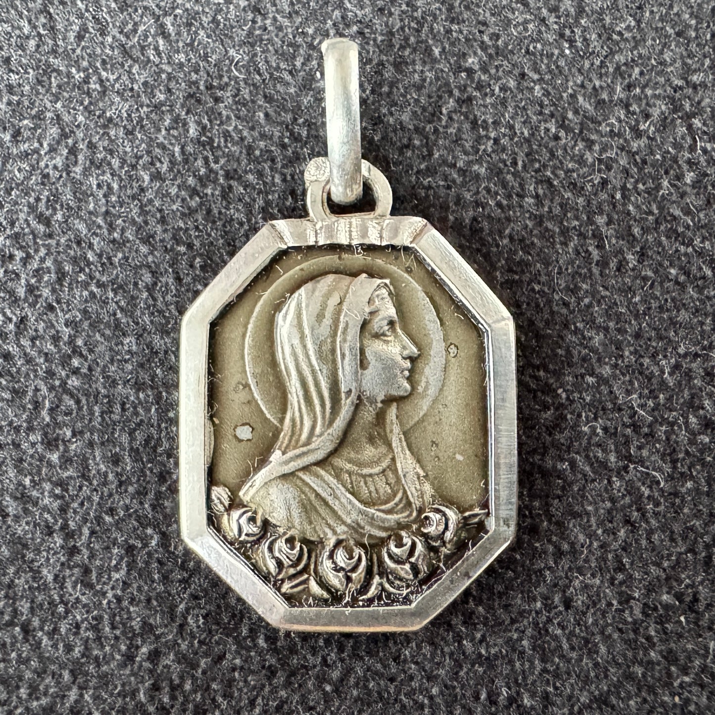Médaille religieuse Art Déco en argent « Notre-Dame de Lourdes »