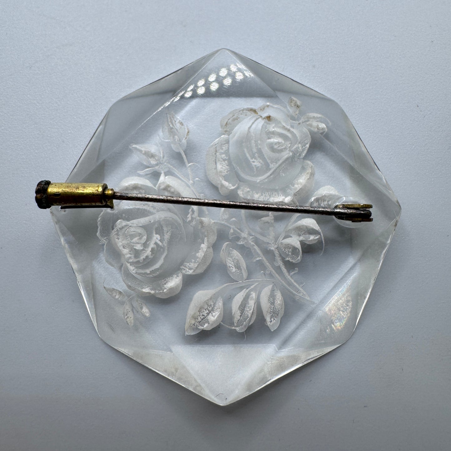 Broche ancienne en Lucite « décor floral »
