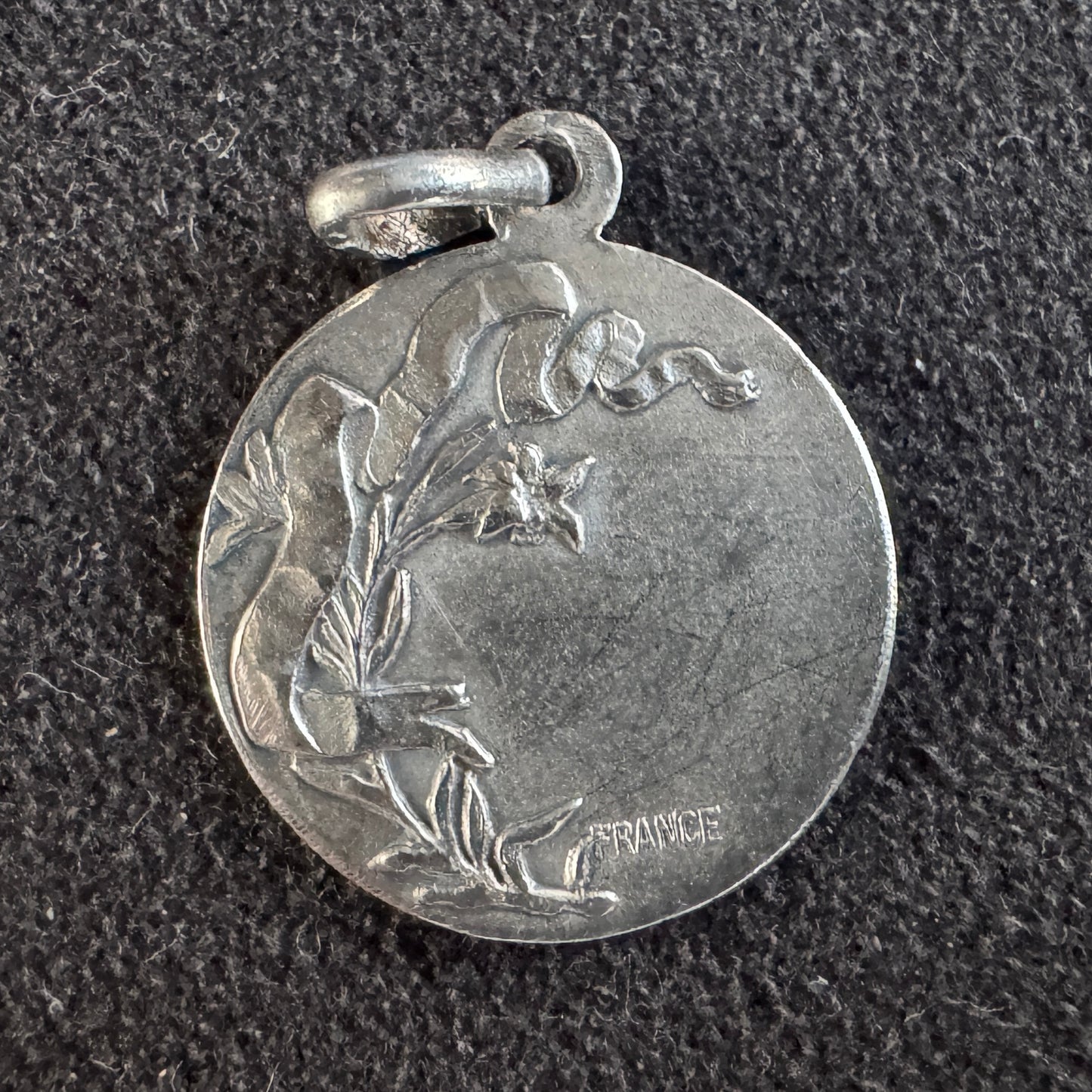Médaille religieuse ancienne en argent « Notre Dame de Clery »