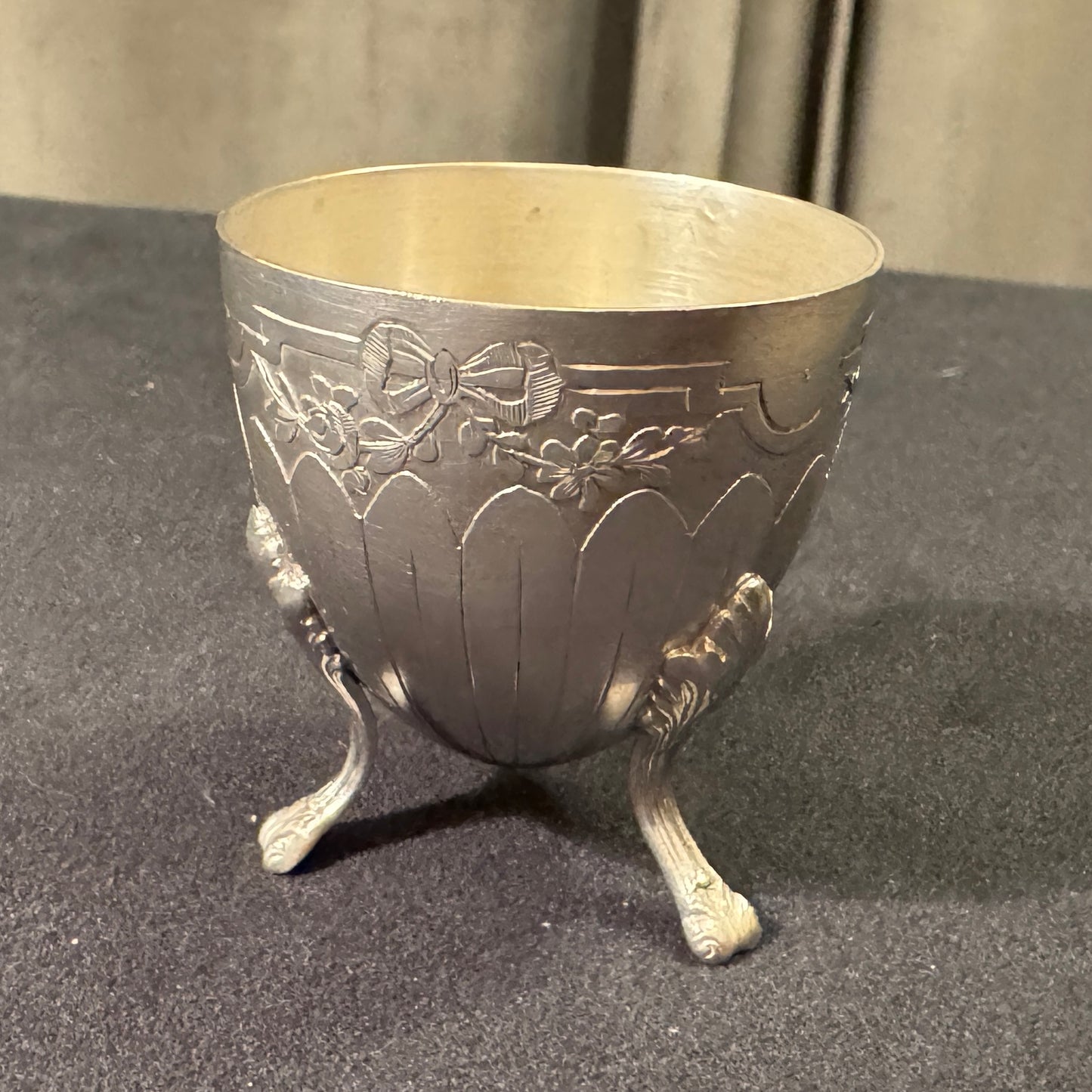 Coquetier tripode ancien en Argent Minerve