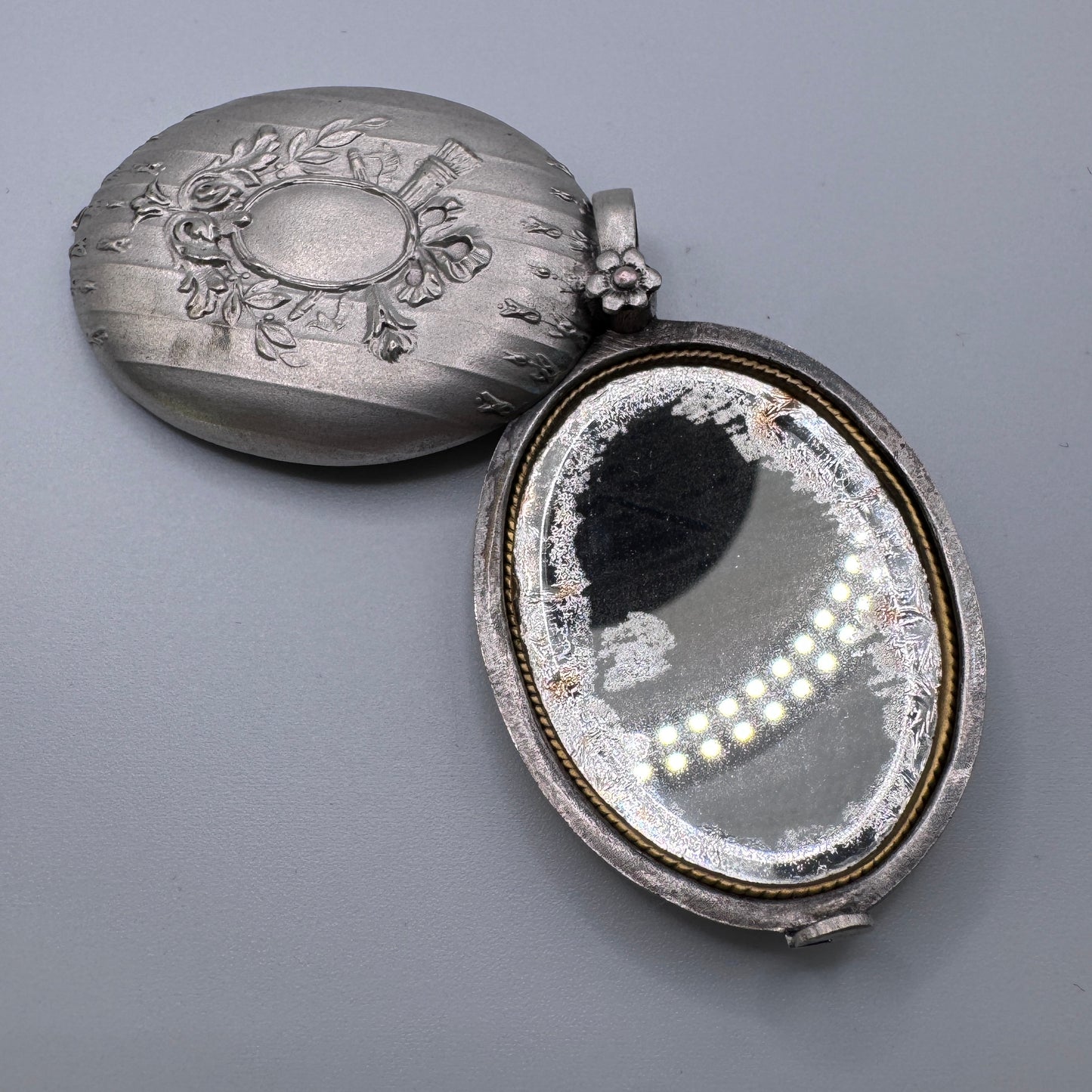 Miroir de poche ancien vers 1900