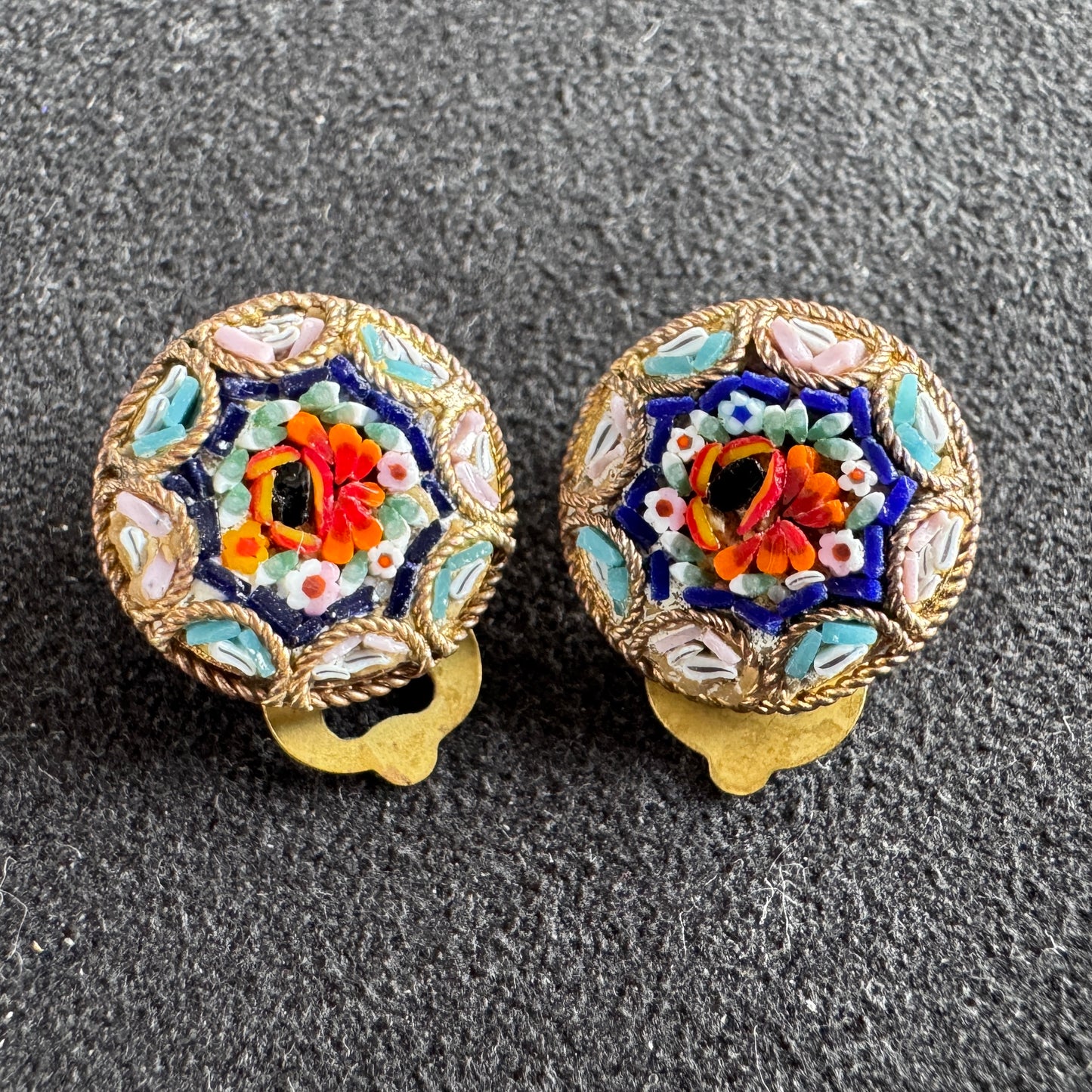 Clips d’oreilles anciennes en micro mosaïques