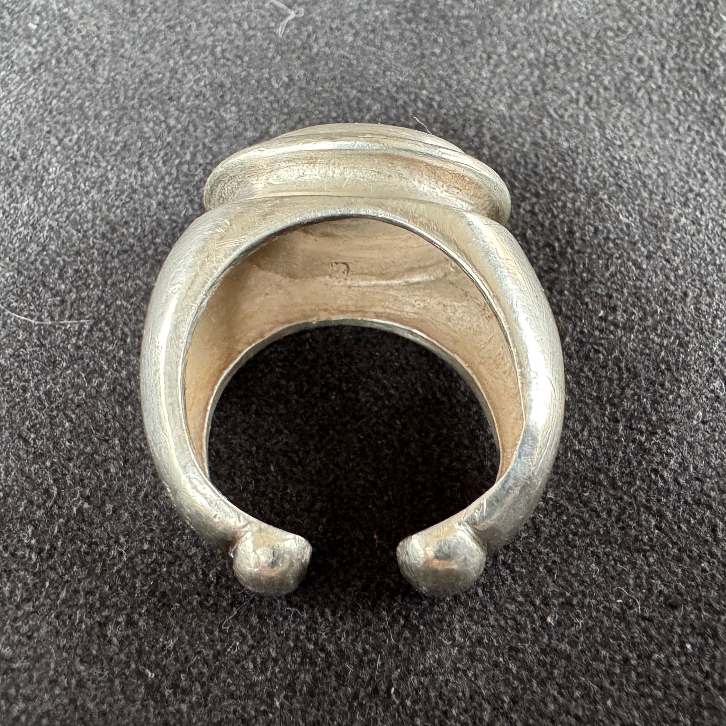 Bague style antique - bronze argenté et cabochon en pierre polie