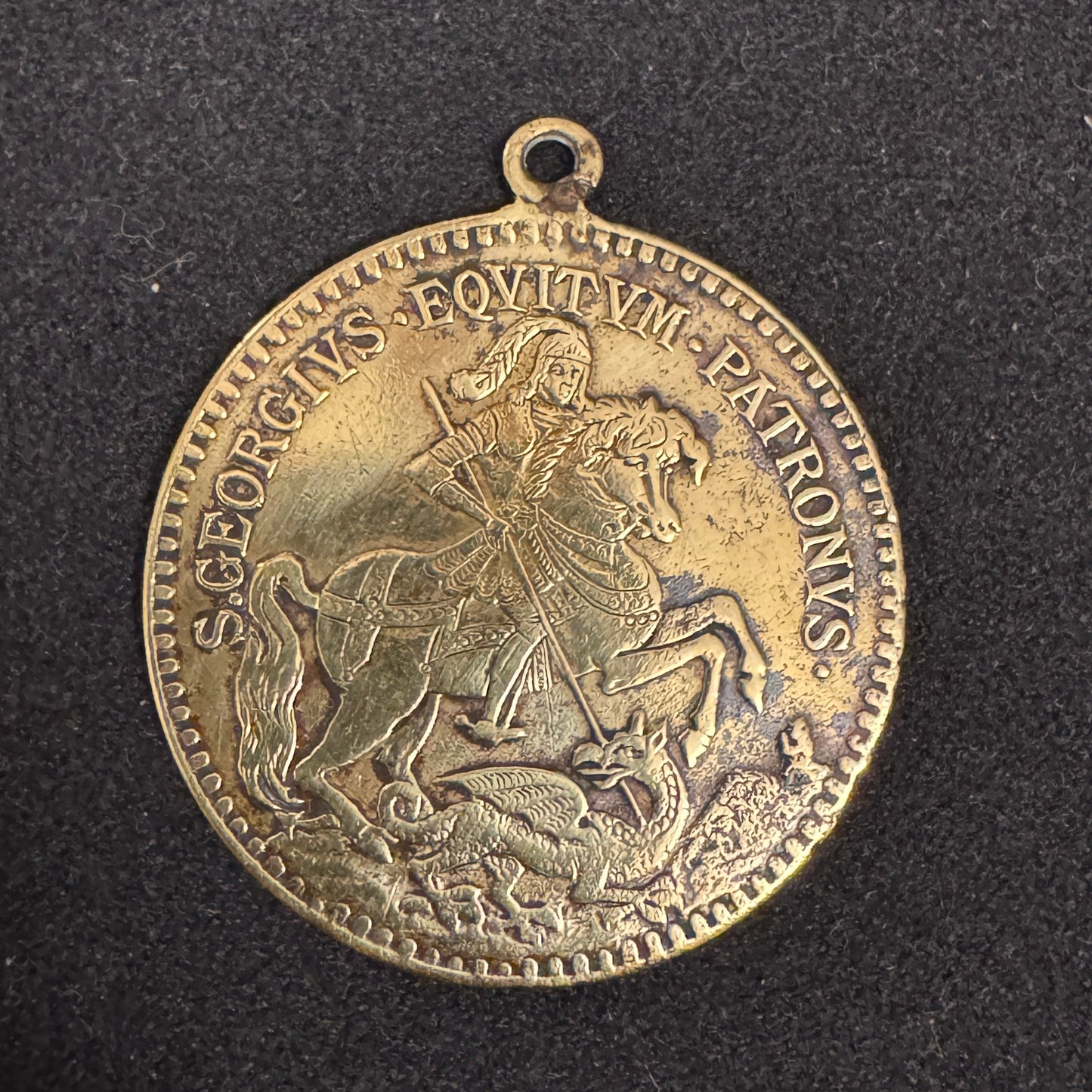 Médaille religieuse ancienne en bronze « Saint Georges terrassant le dragon »