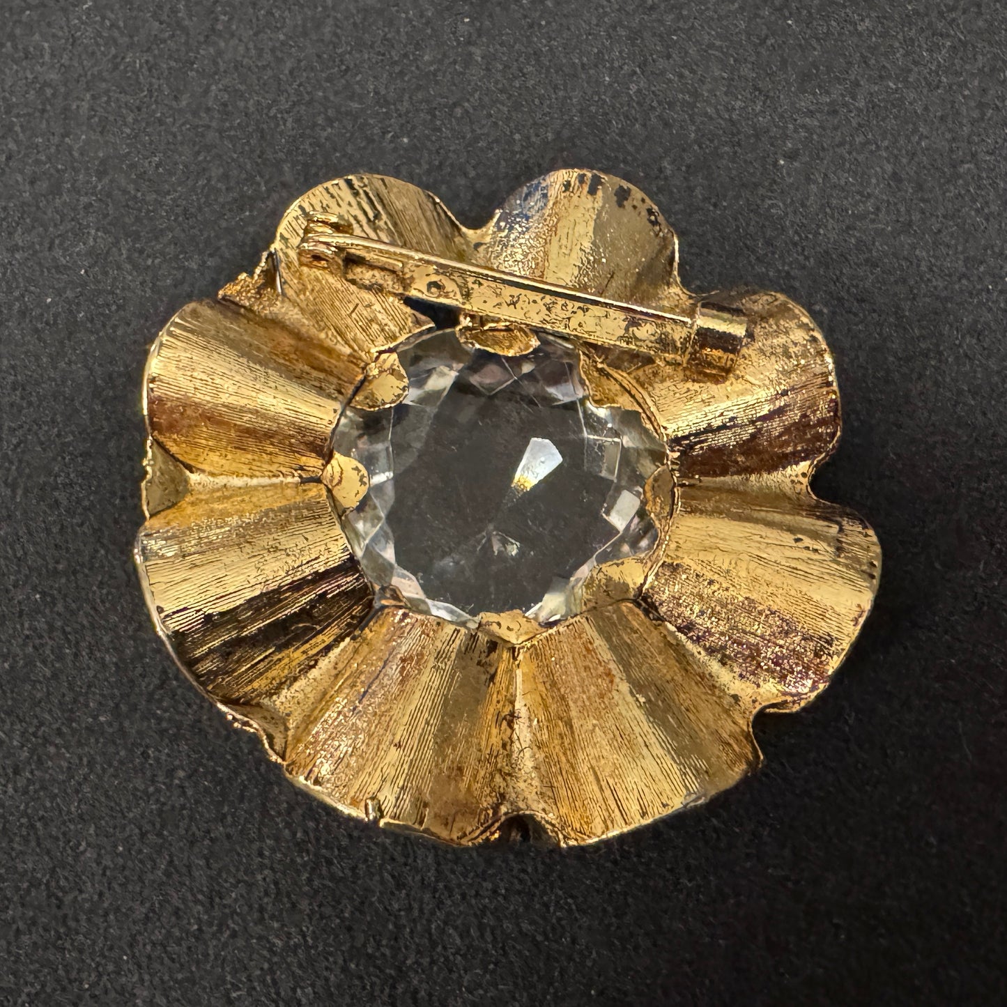 Broche Vintage en métal doré et verroterie