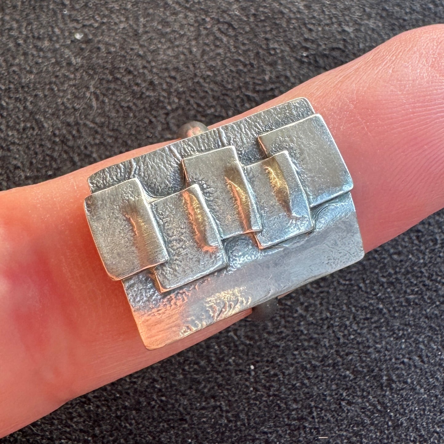 Bague de créateur en argent signée BU