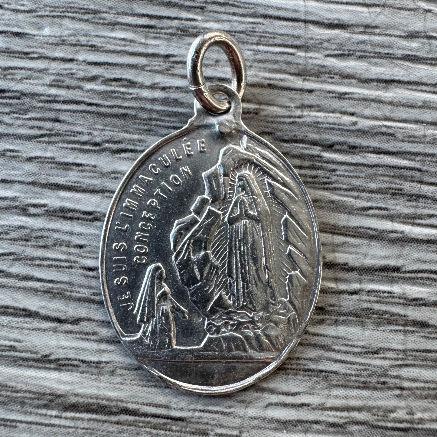 Médaille religieuse ancienne en argent « Basilique de Notre Dame de Lourdes »