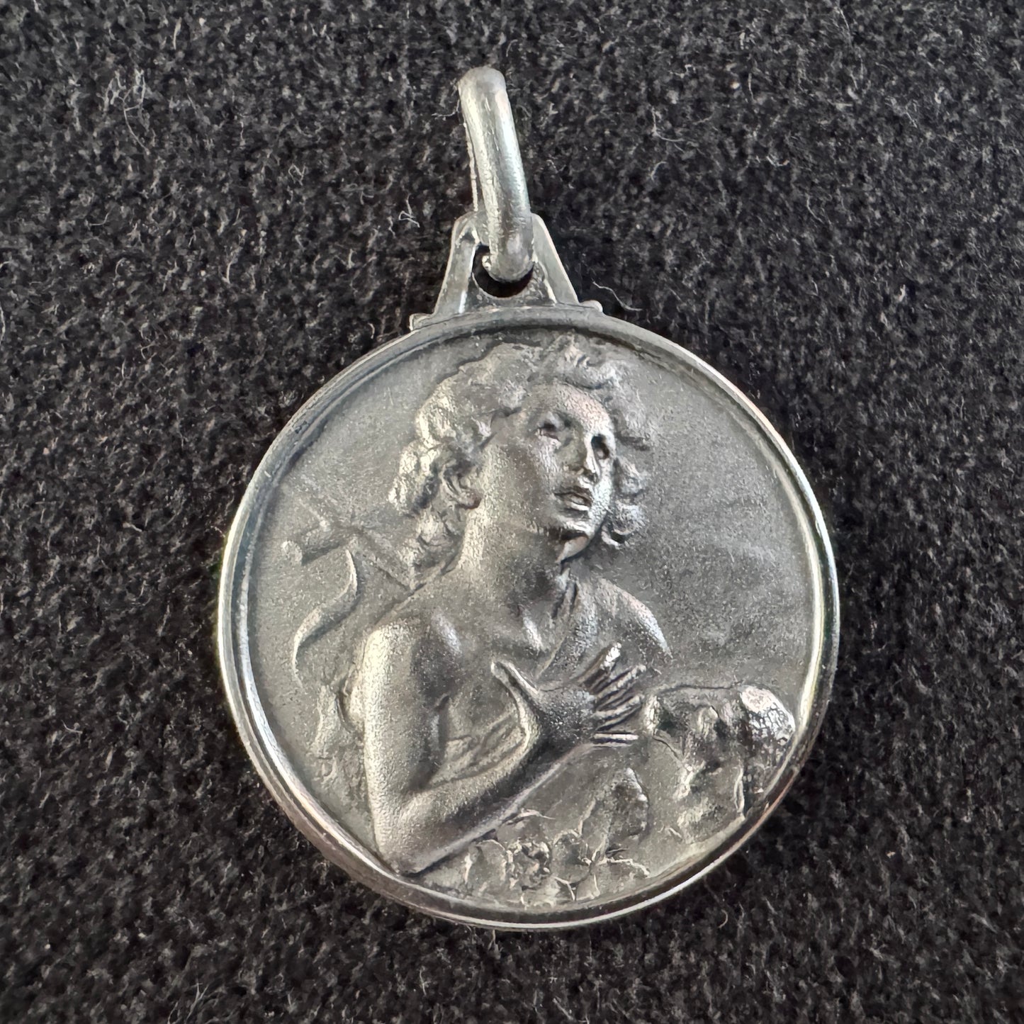Médaille religieuse ancienne en argent « Petit Jesus et l’agneau »