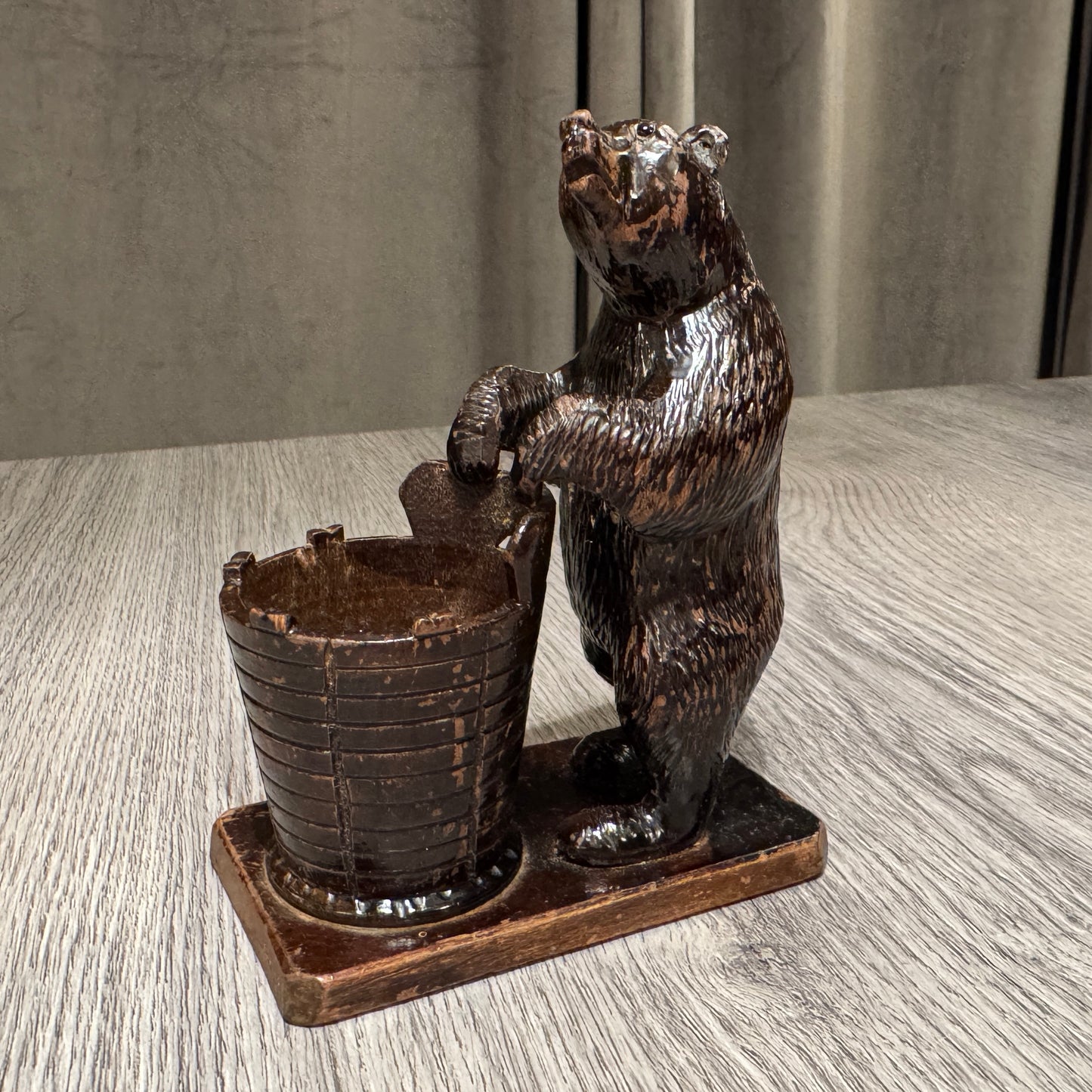 Pyrogène ancien en bois vernis « l’ours et le tonneau » - souvenir Forêt Noire