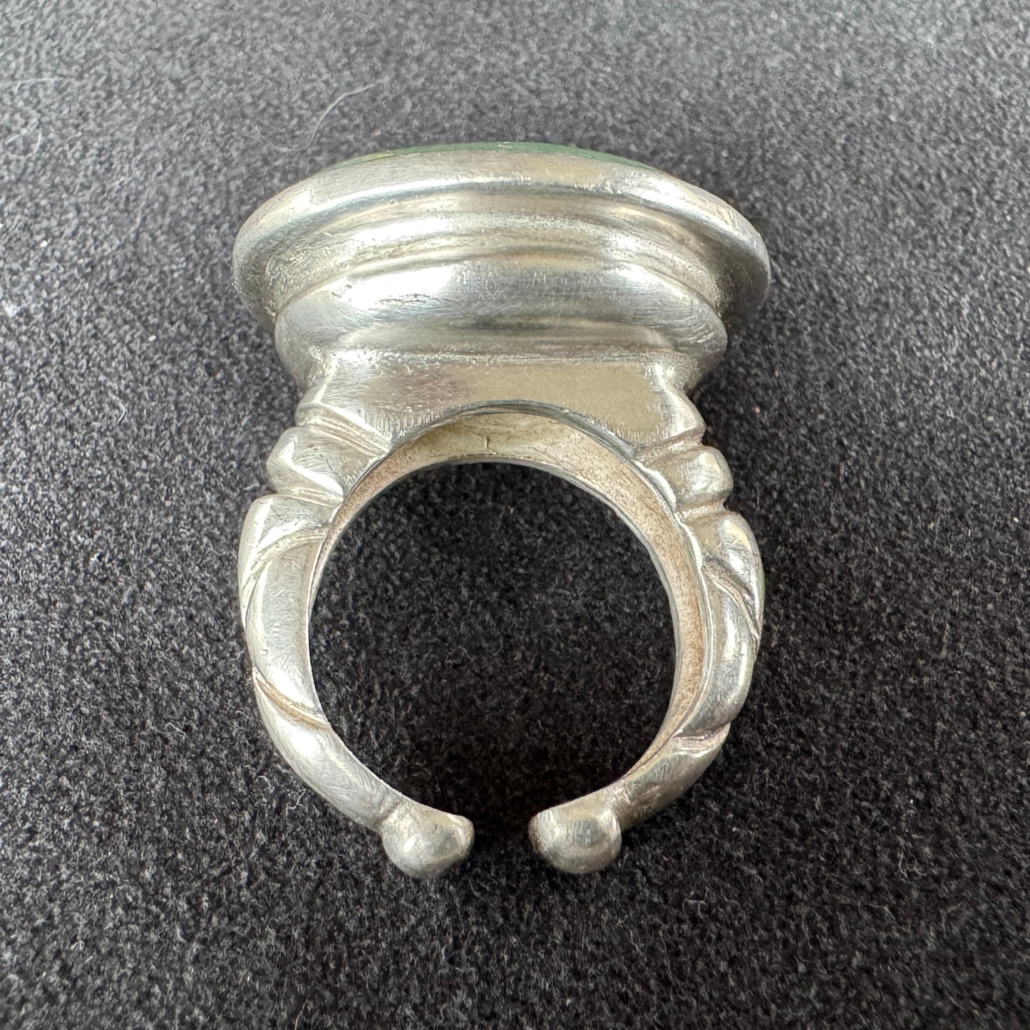 Bague style antique - bronze argenté et cabochon en pierre polie