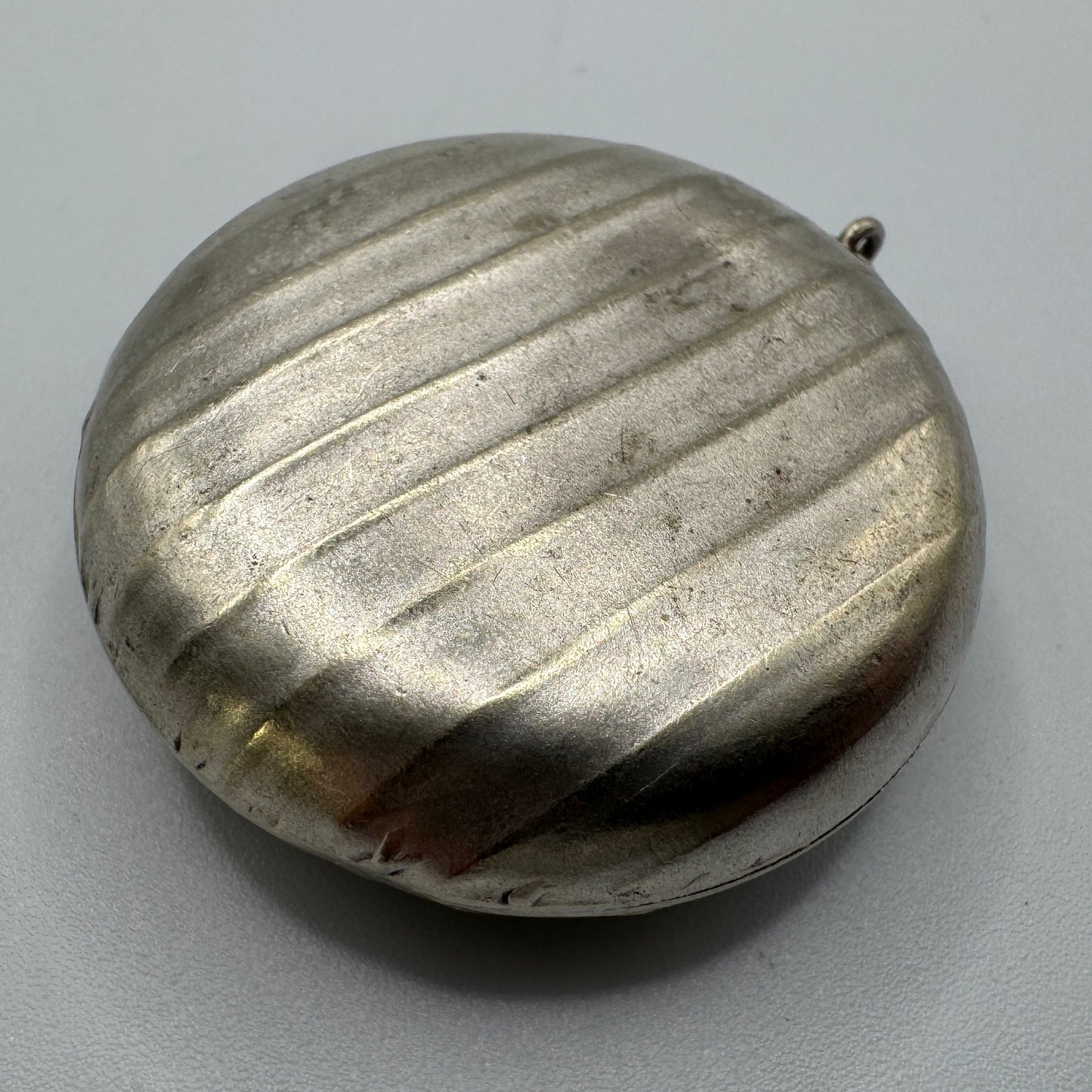 Petite boîte ancienne poudrier style Louis XVI