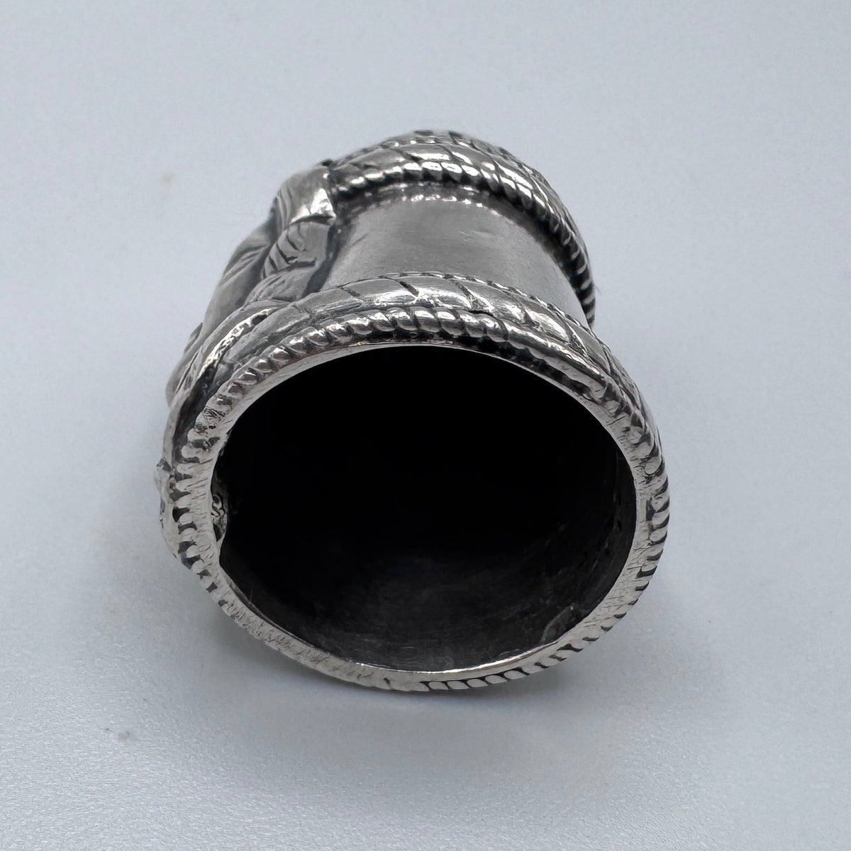 Superbe Dé à coudre en argent - visage de femme