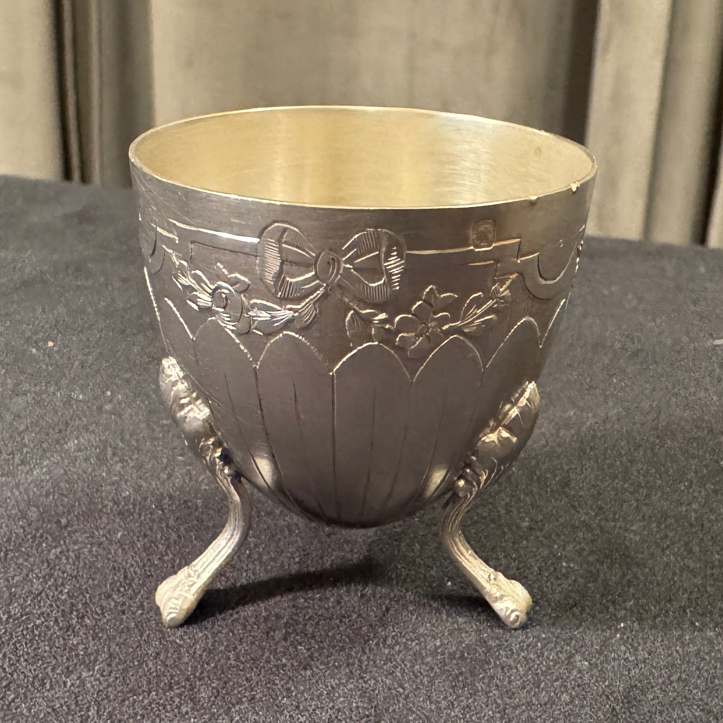 Coquetier tripode ancien en Argent Minerve