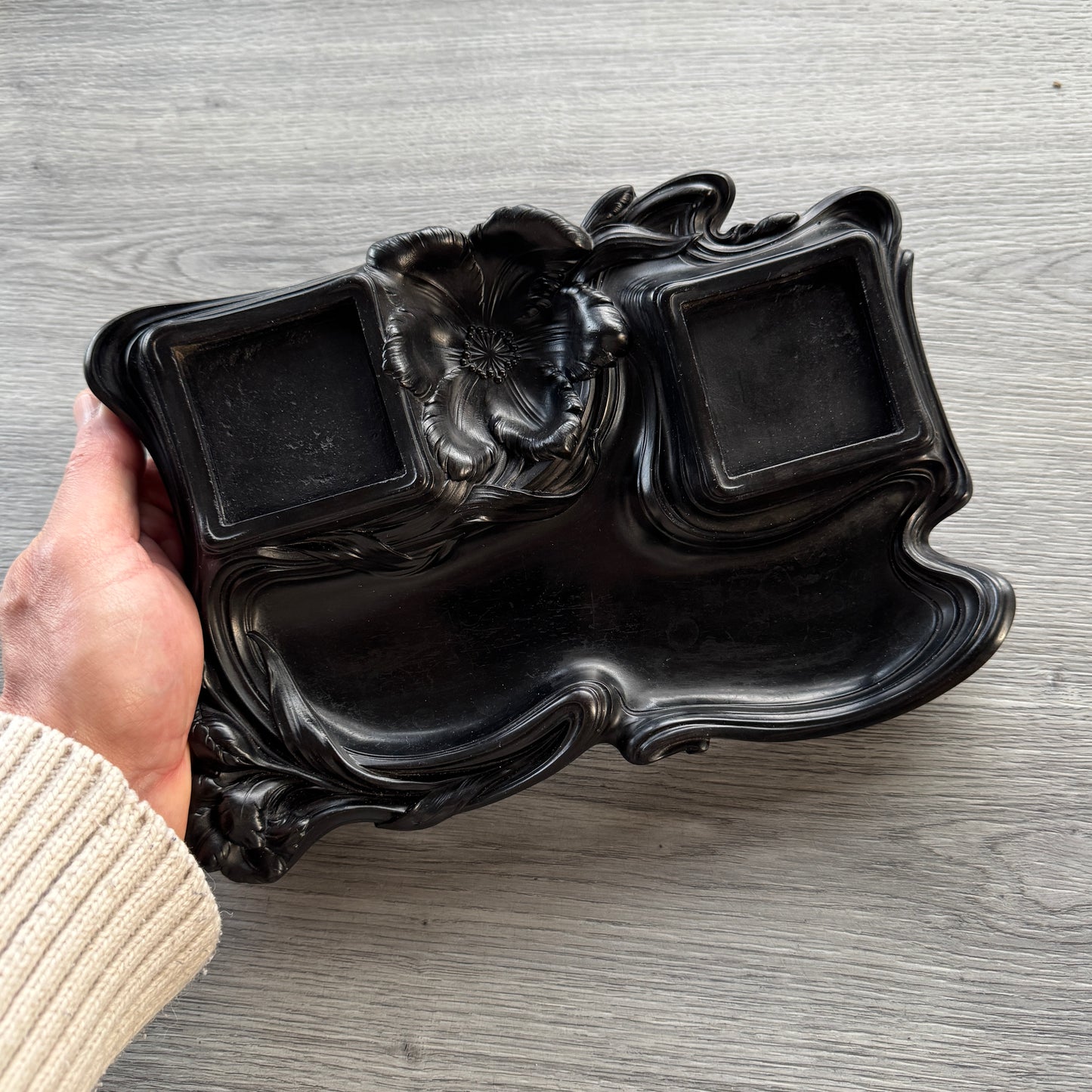 Sculpture en gutta-percha - base d’encrier Art Nouveau