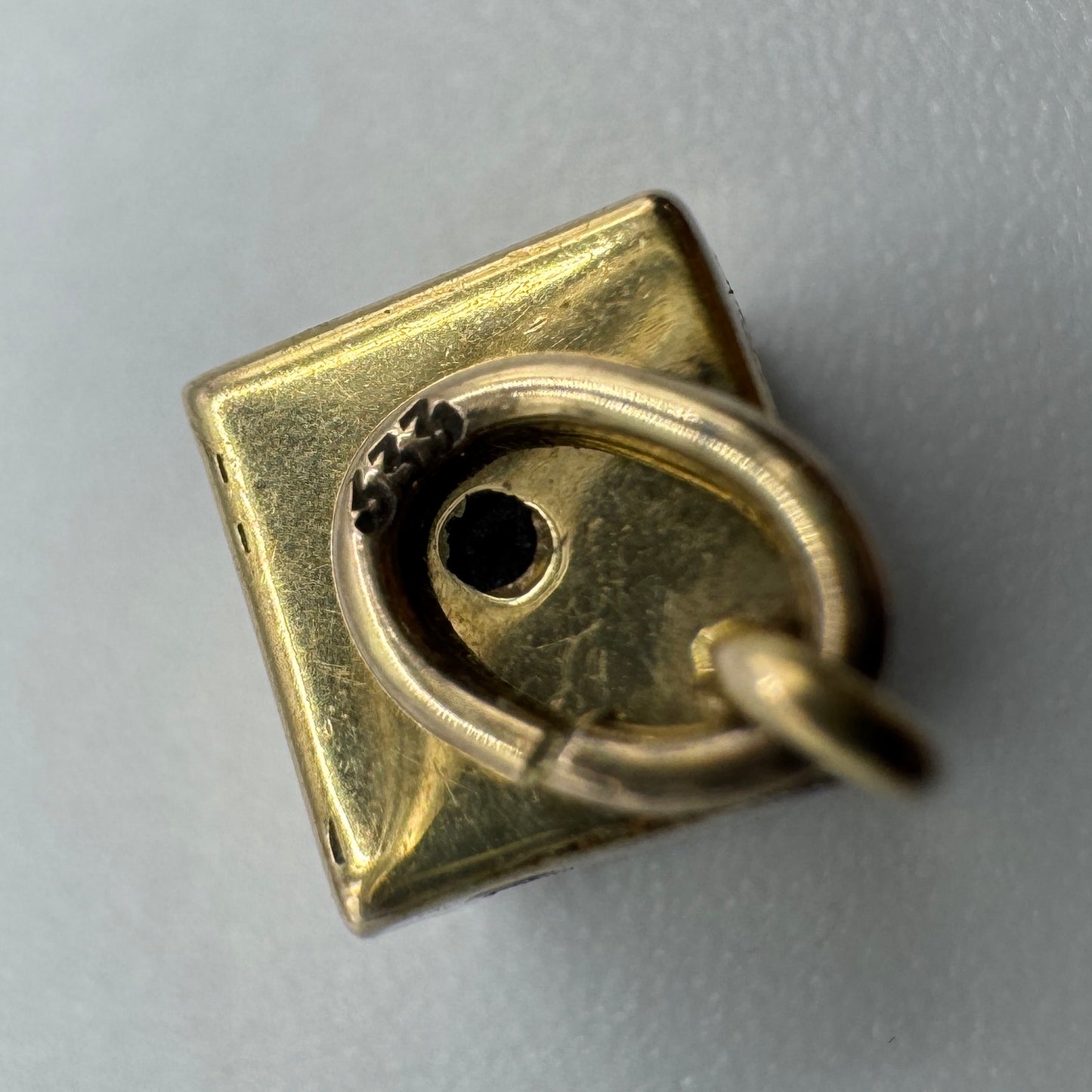 Petit pendentif ancien porte bonheur « dé à jouer » - or 333/1000