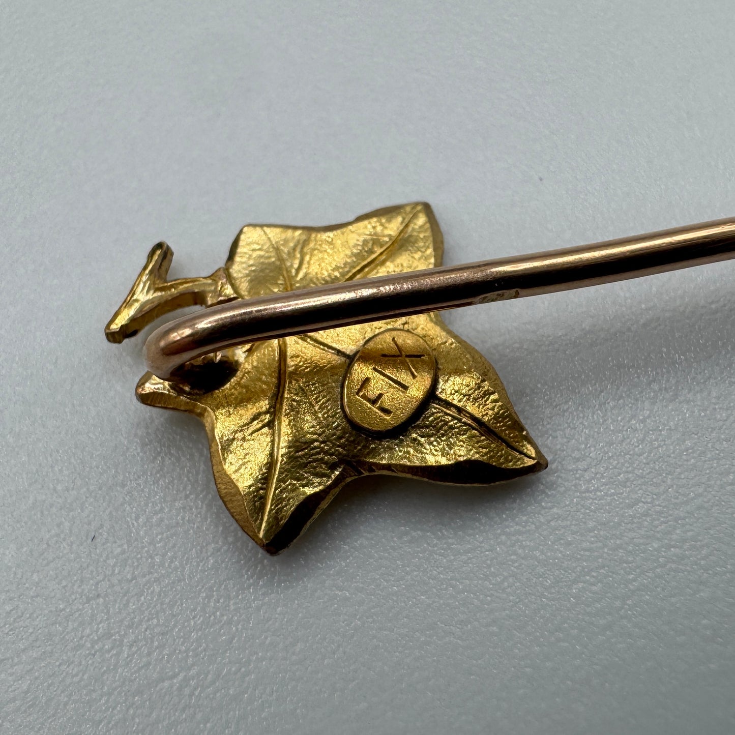 Épingle à cravate ancienne « feuille de Vigne » - plaqué or FIX