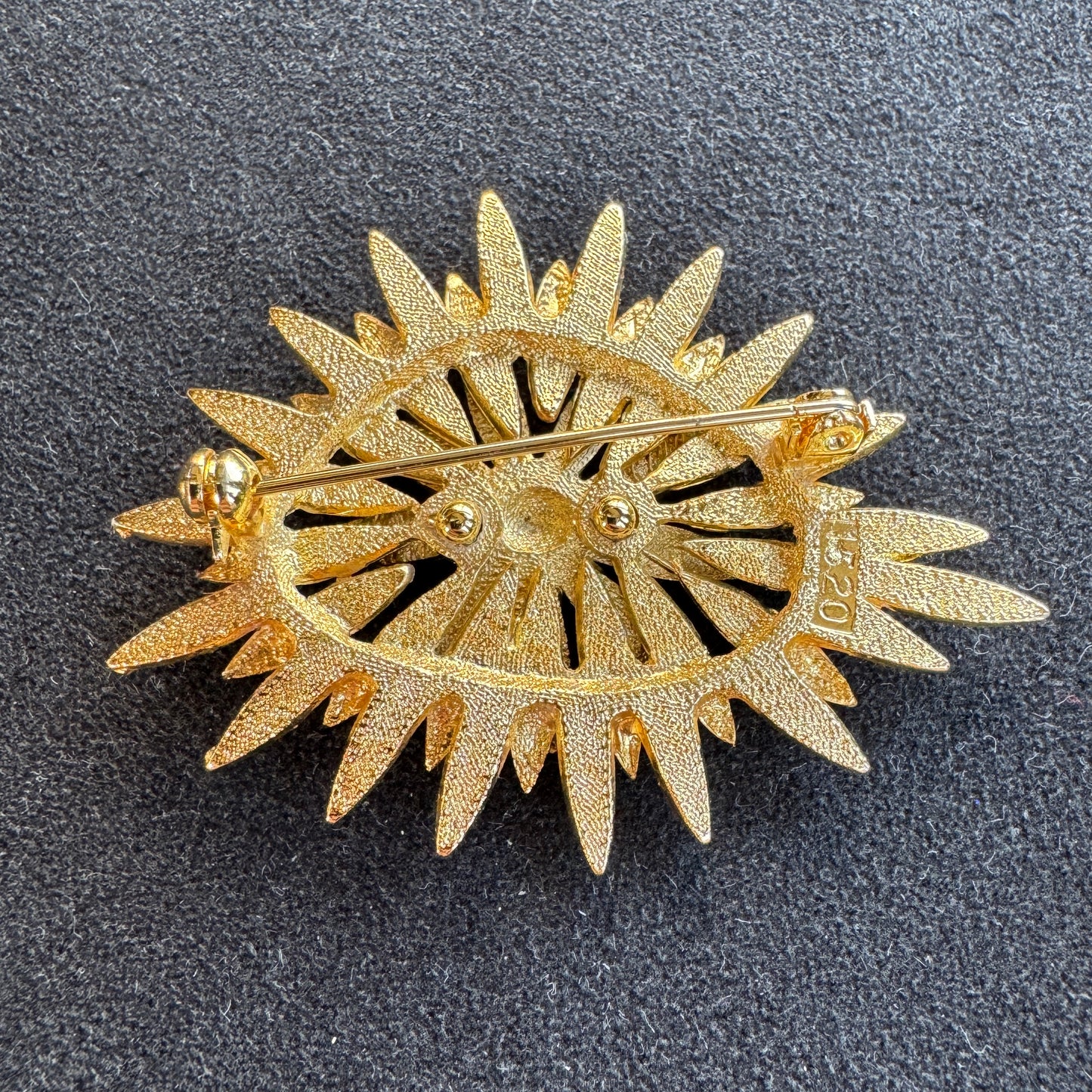 Broche Vintage en métal doré