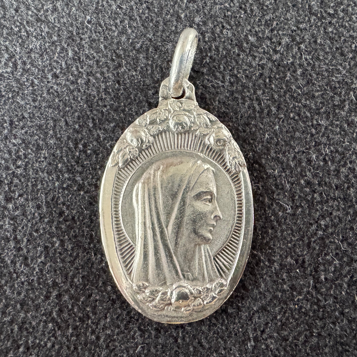 Médaille religieuse ancienne Art déco en argent « Sainte Vierge »