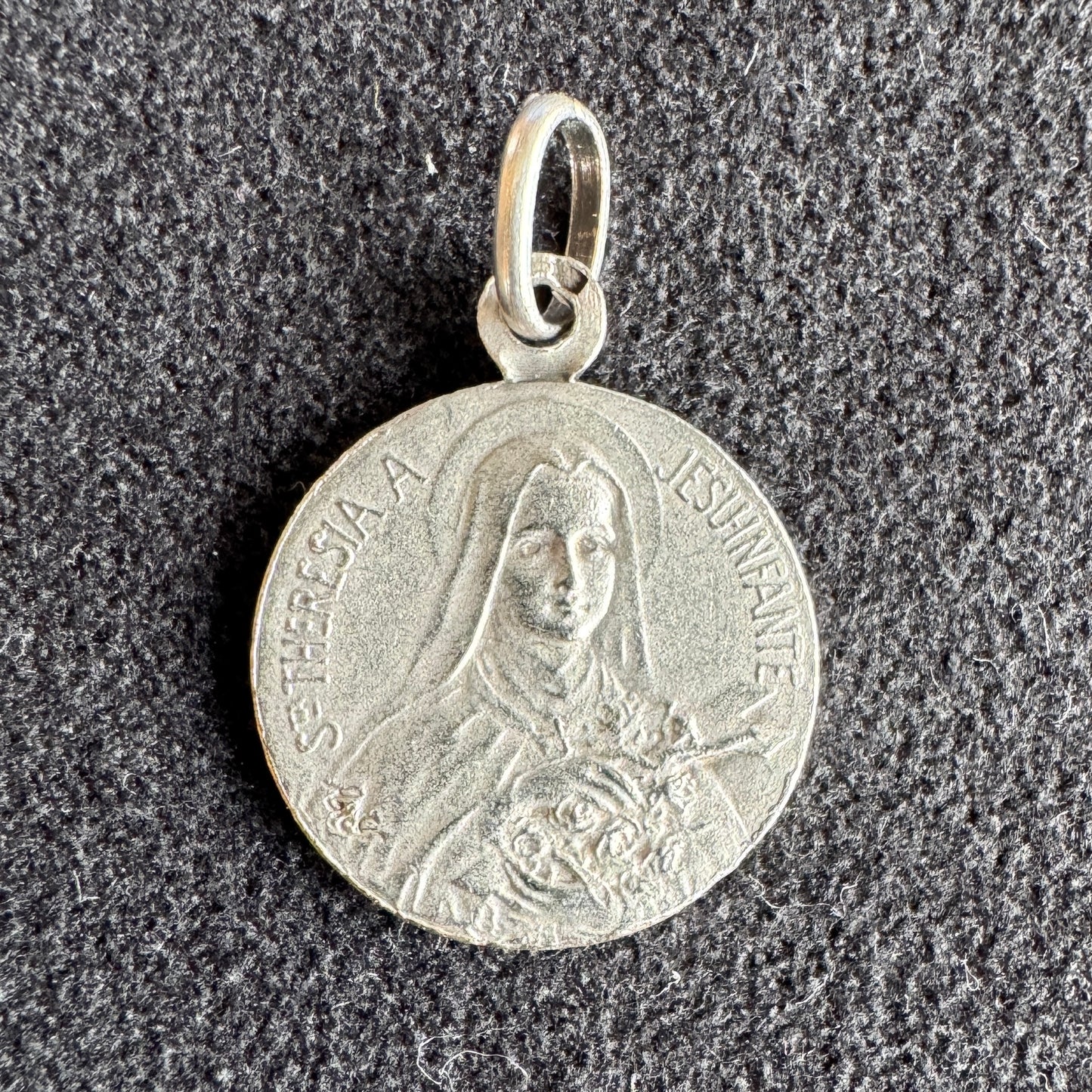 Médaille religieuse ancienne en argent « Sainte Thérèse »