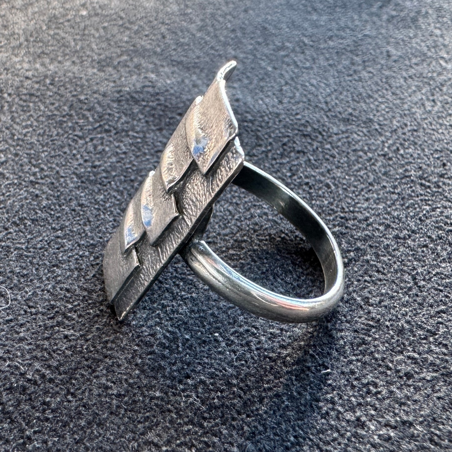 Bague de créateur en argent signée BU