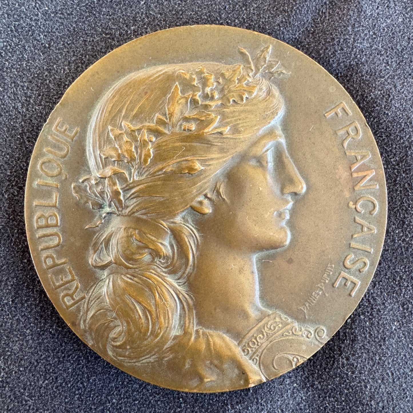 Médaille artistique ancienne en bronze « secours de guerre 1918 - Paris 17e arrondissement »