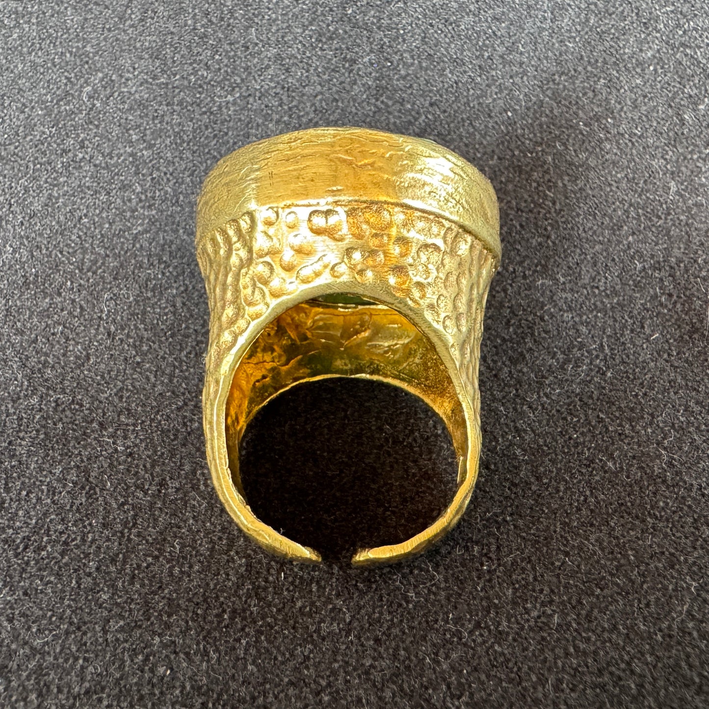 Bague style antique - bronze doré et cabochon en pierre taillée