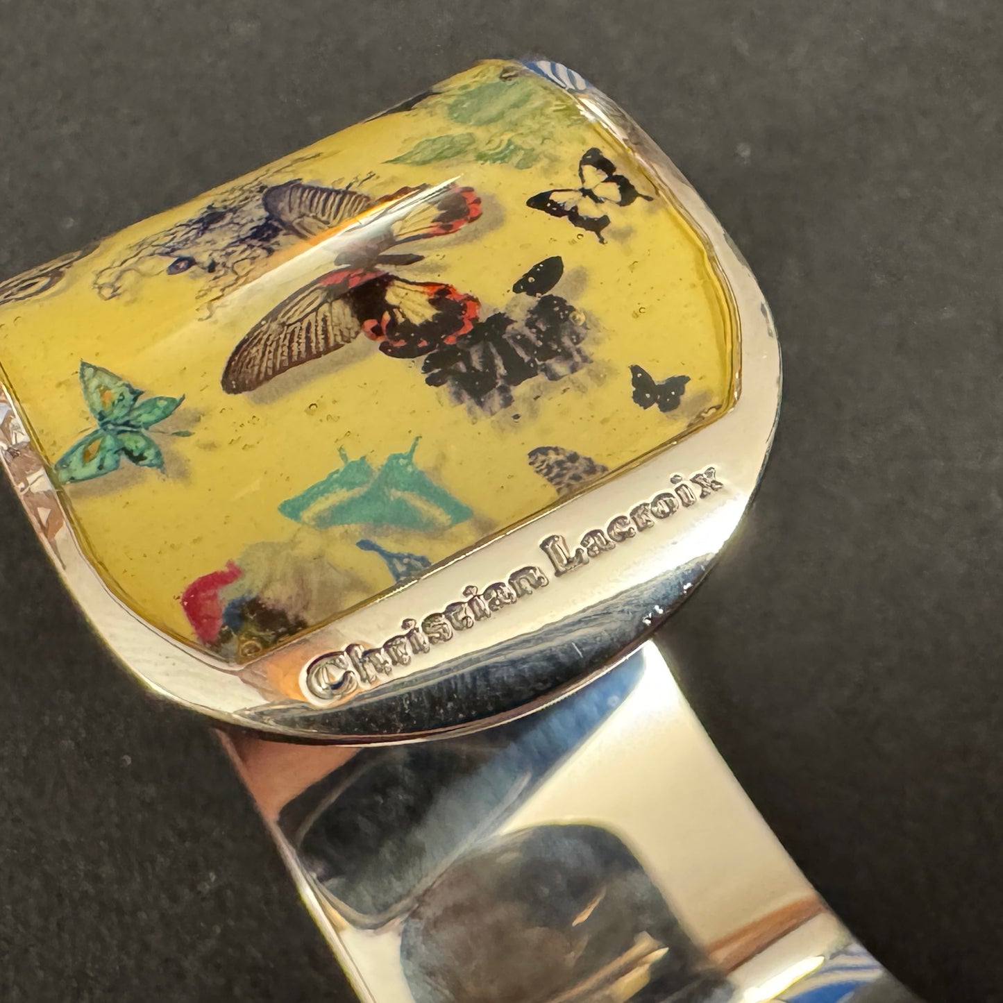 Bracelet créateur CHRISTIAN LACROIX motif aux papillons - Métal et résine