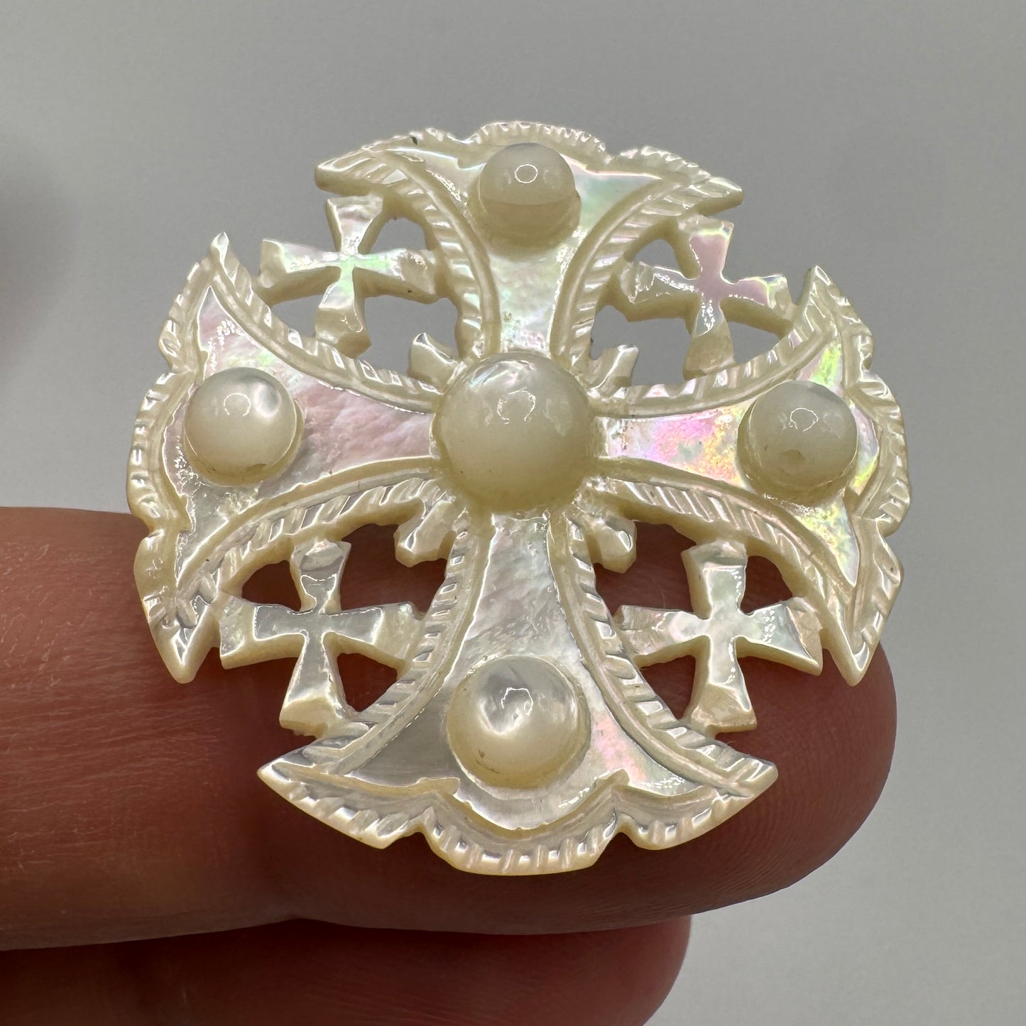 Broche vintage « croix de Jérusalem » - nacre sculptée