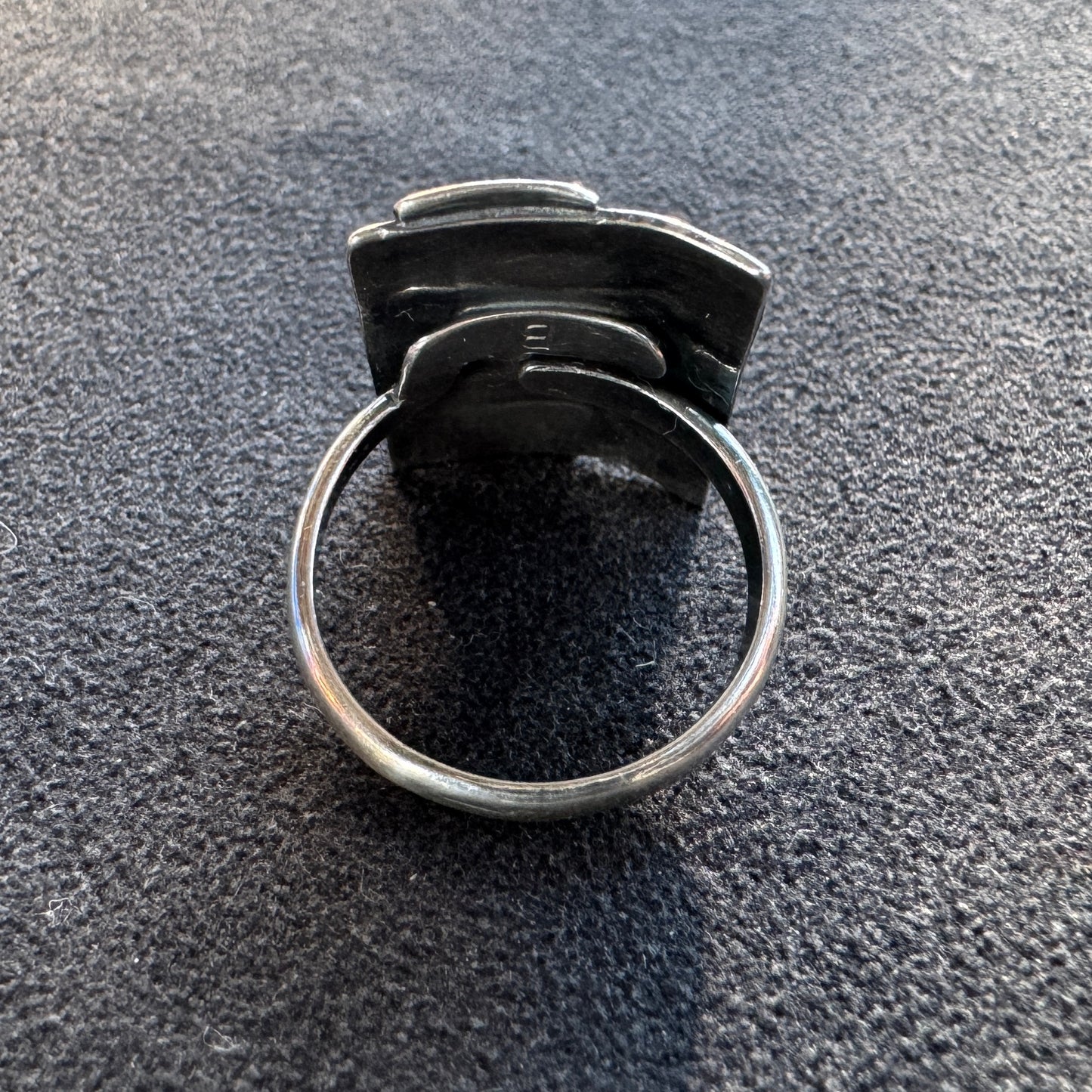Bague de créateur en argent signée BU