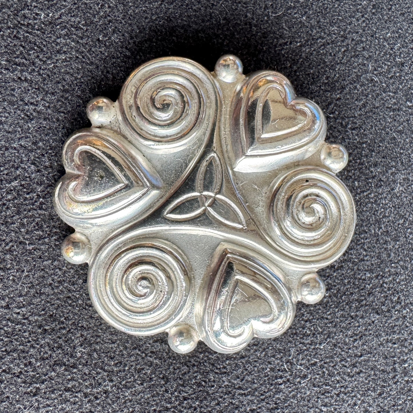 Broche bretonne ancienne KELT en métal argenté - « triskèle »