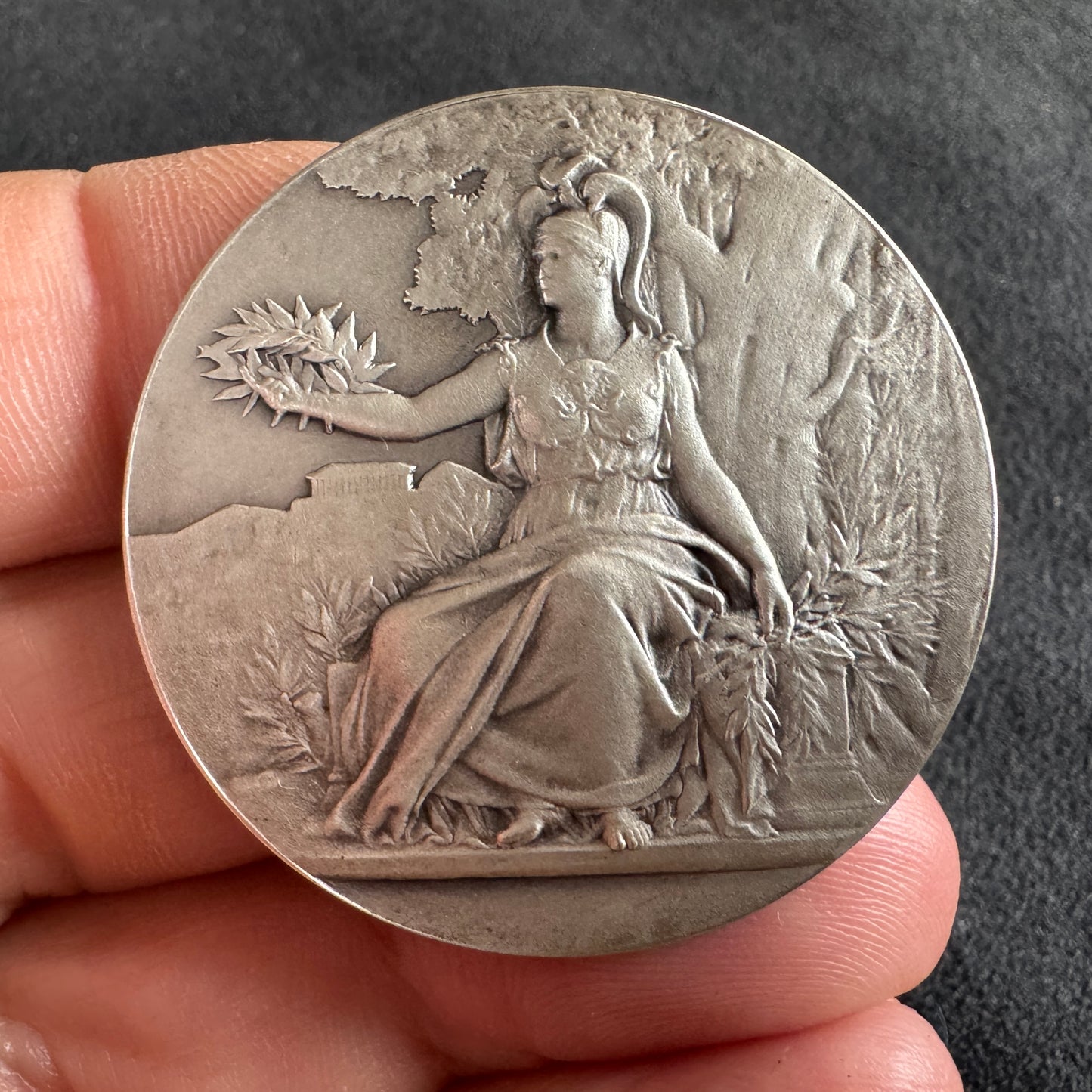 Médaille ancienne en bronze argenté « Marianne casquée »