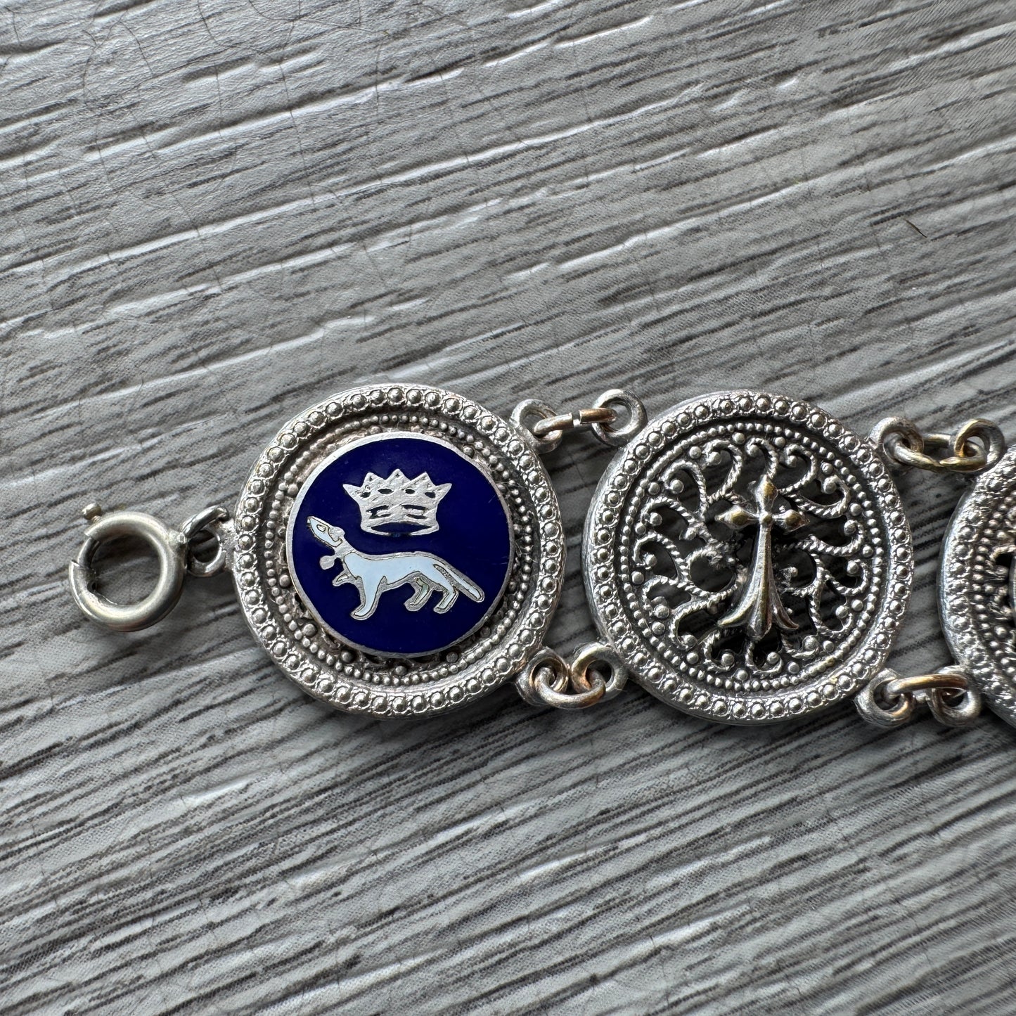 Bracelet ancien Souvenir de Bretagne « armoiries de Bretagne - Sainte Anne » métal argenté emaillé